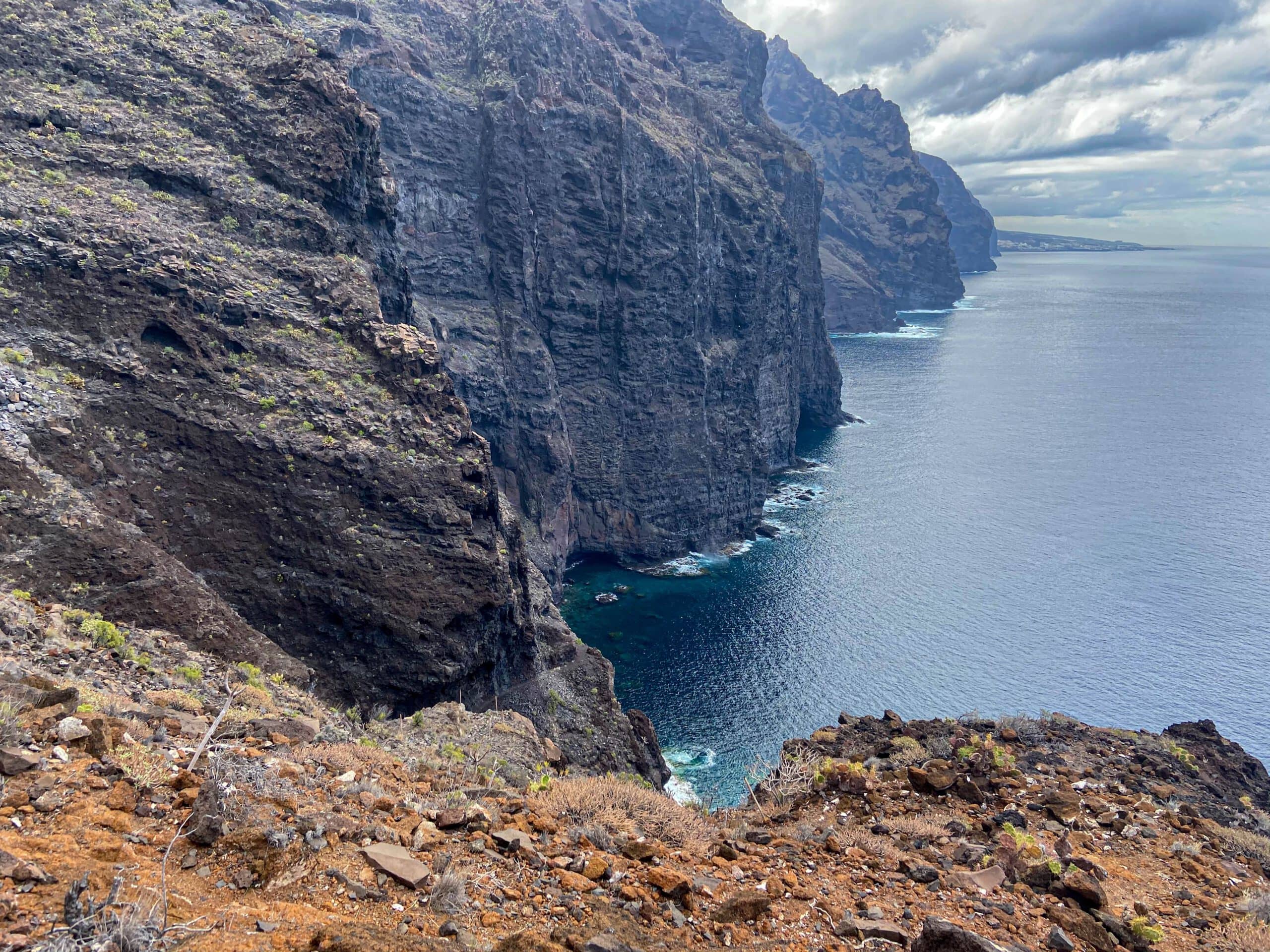 Vista desde la ruta de senderismo hacia los acantilados y Los Gigantes al fondo