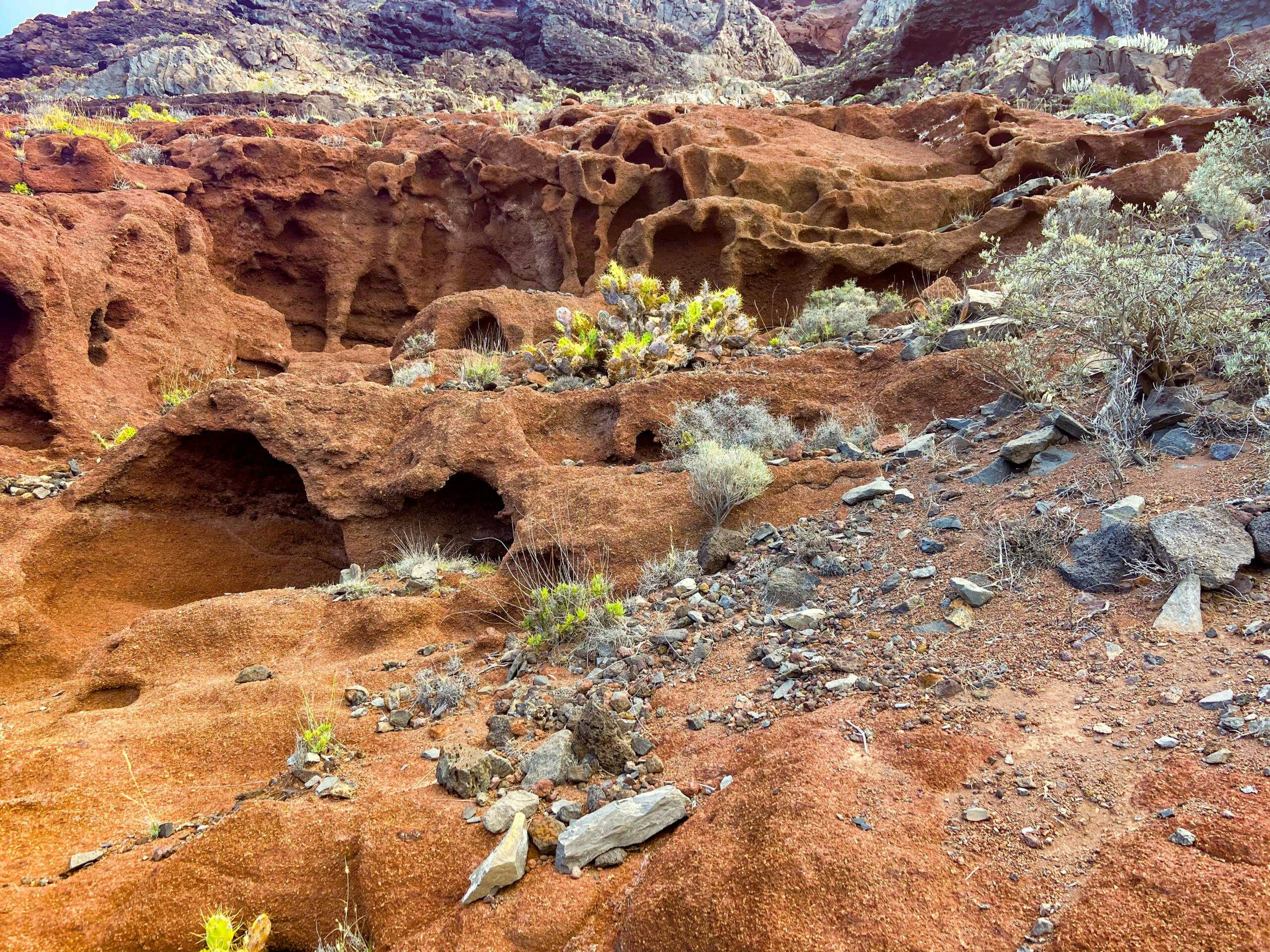 tierra erosionada durante el ascenso cerca de la puerta de la roca
