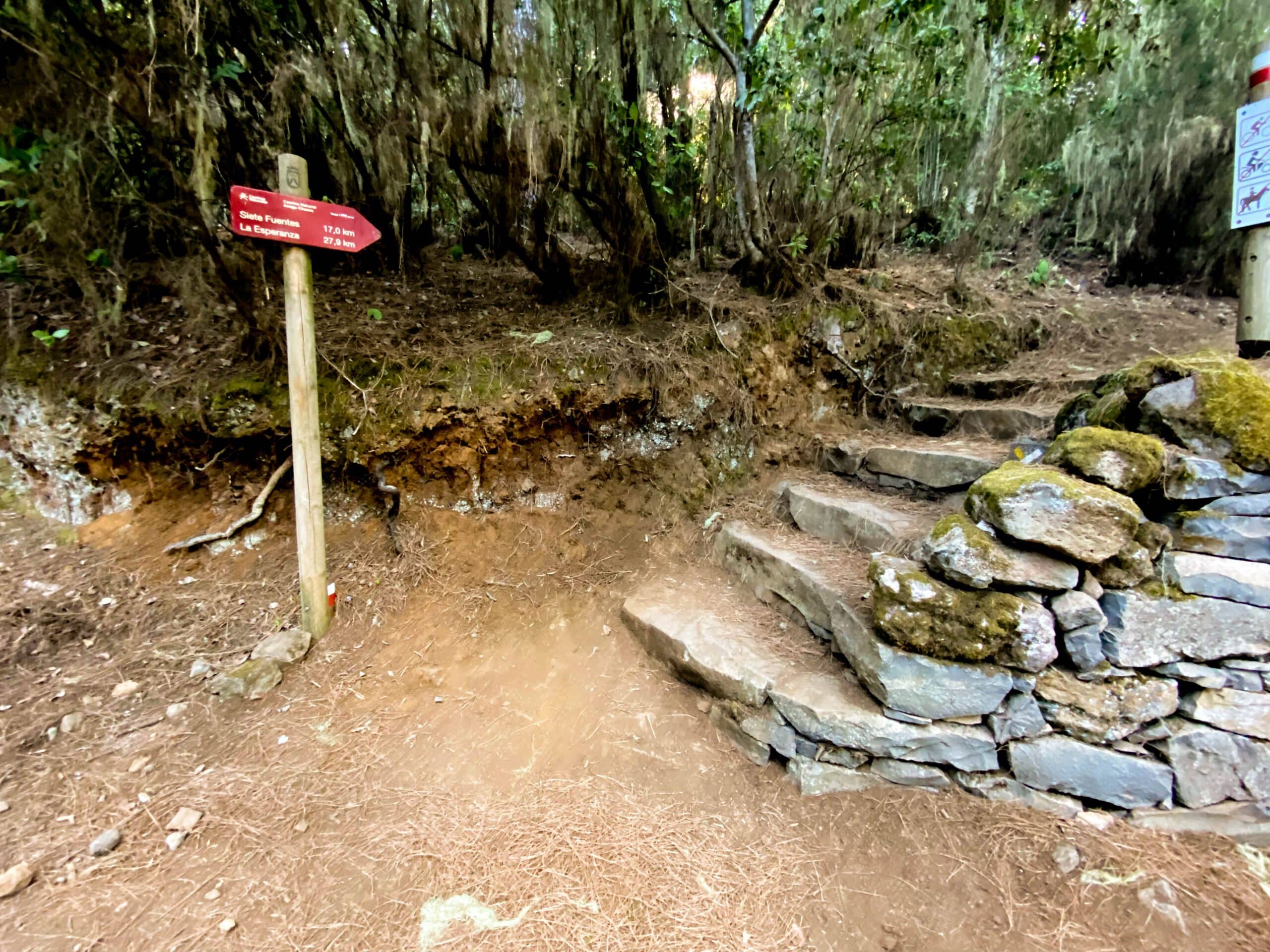 Wanderweg mit vielen Stufen