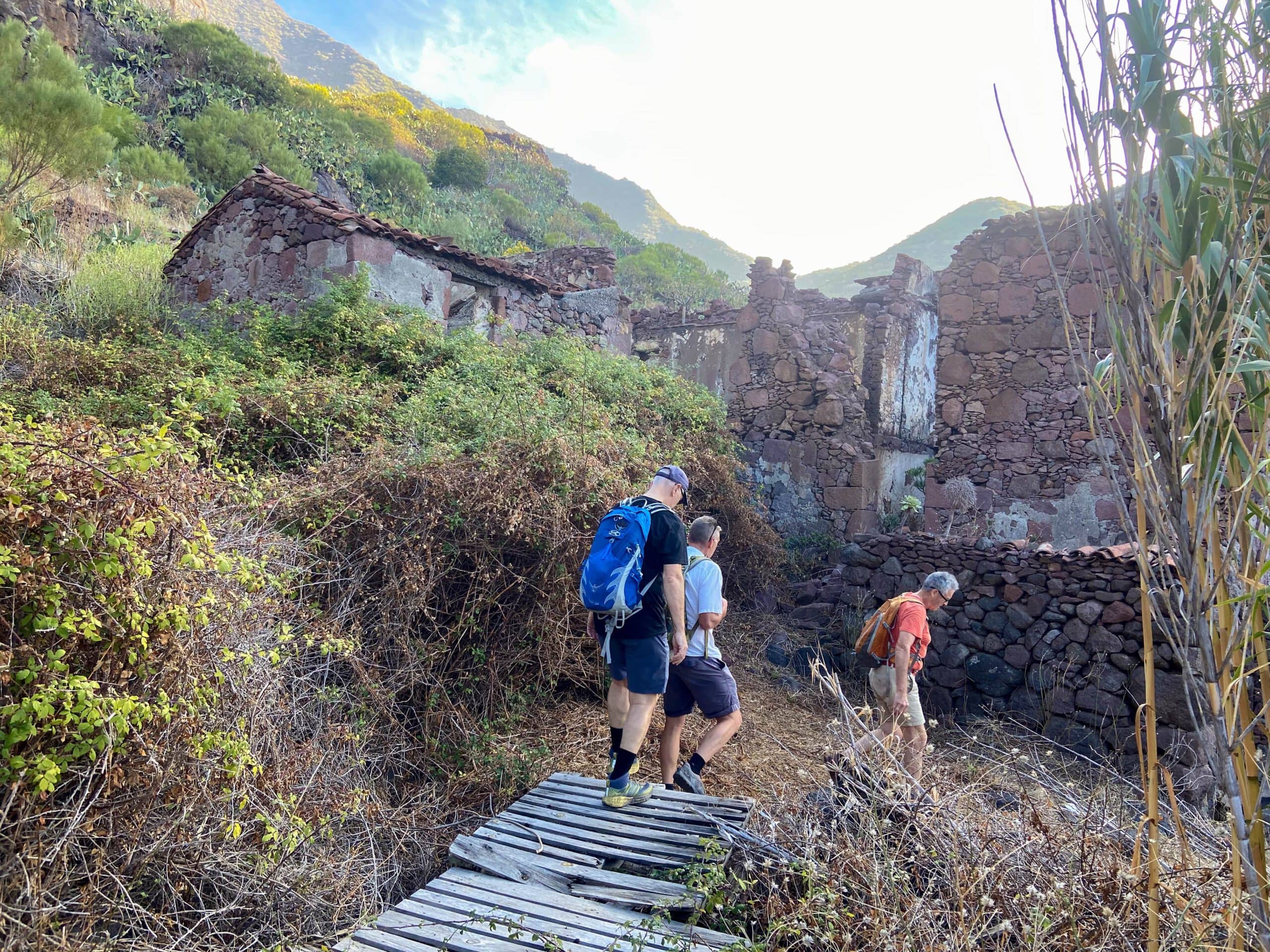 Wanderer auf dem Einstiegsweg an der Ruine Barranco Juan López