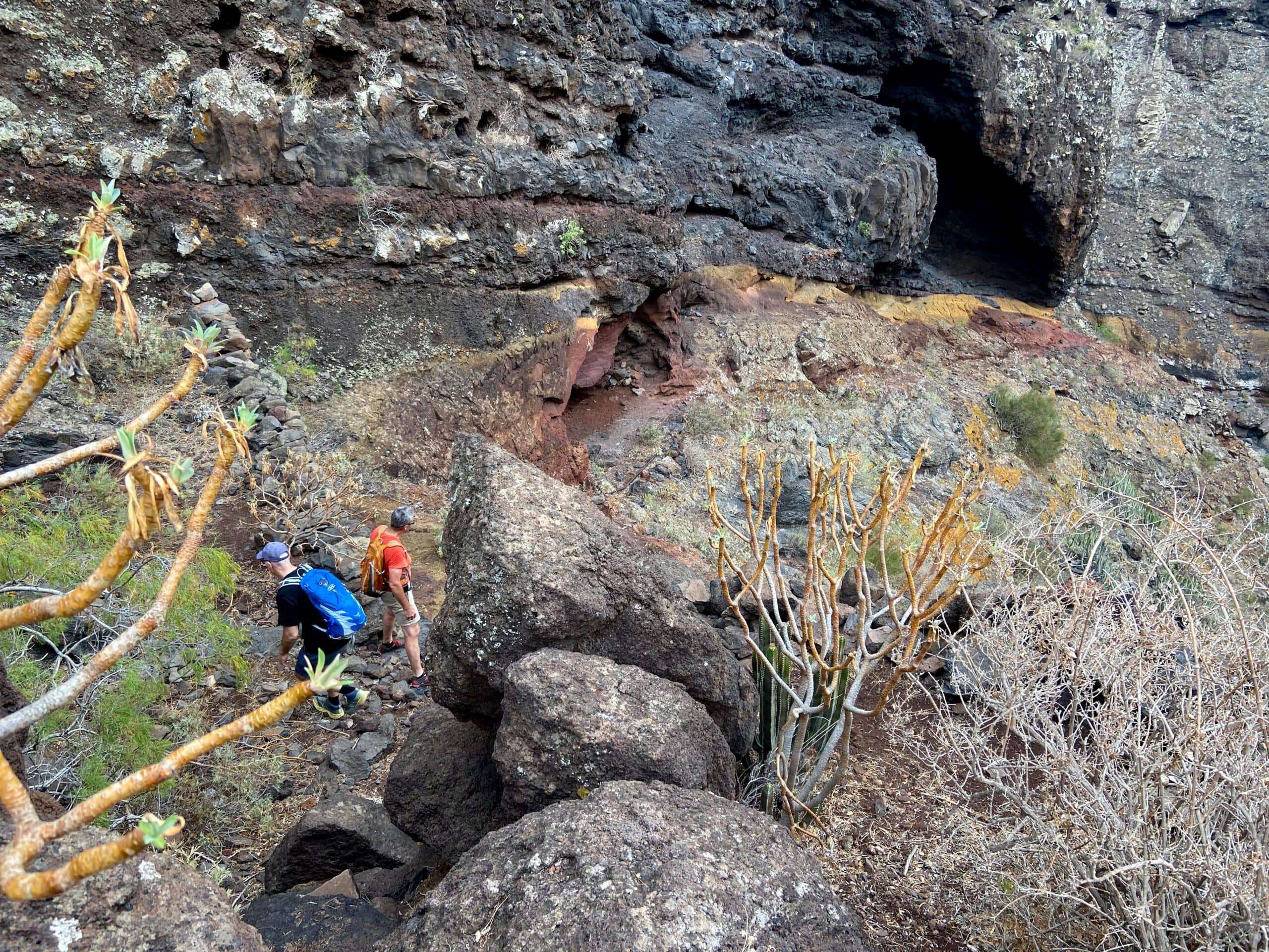 Wanderer am Felsenband Barranco Juan López