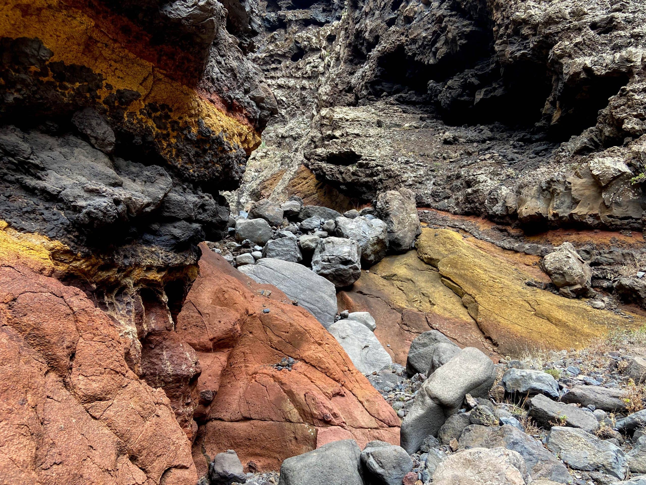 Buntes Gestein, dort wo der Barranco Juan López und der Barranco Retamar zusammentreffen