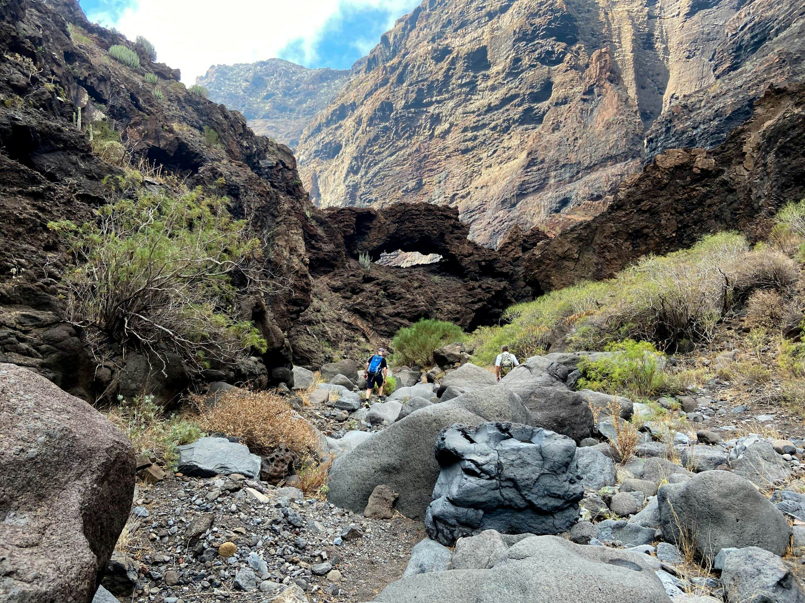 En la parte baja del Barranco Juan López, se camina sobre muchas rocas grandes
