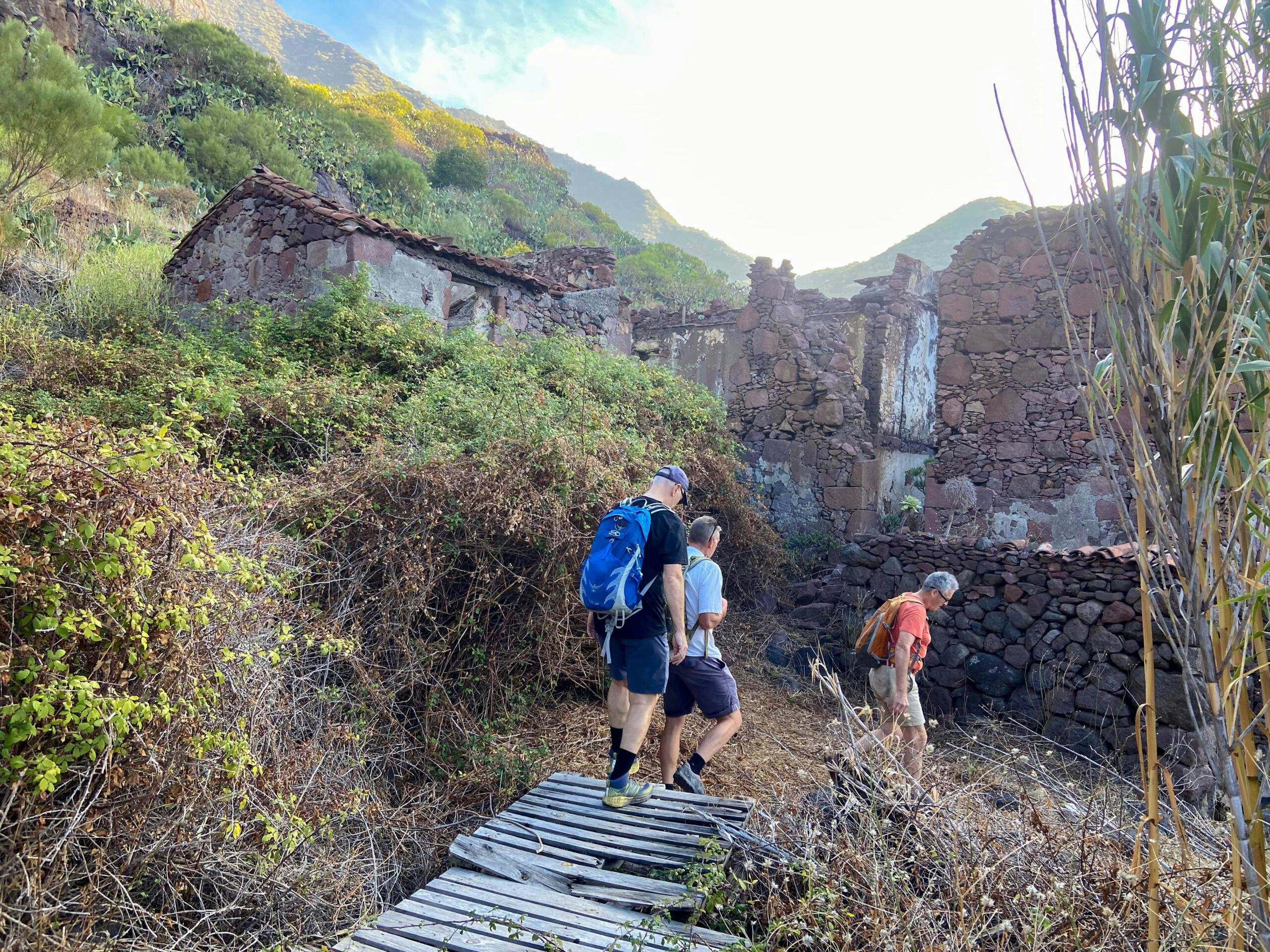 Hikers on the entry path at the Barranco Juan López ruin