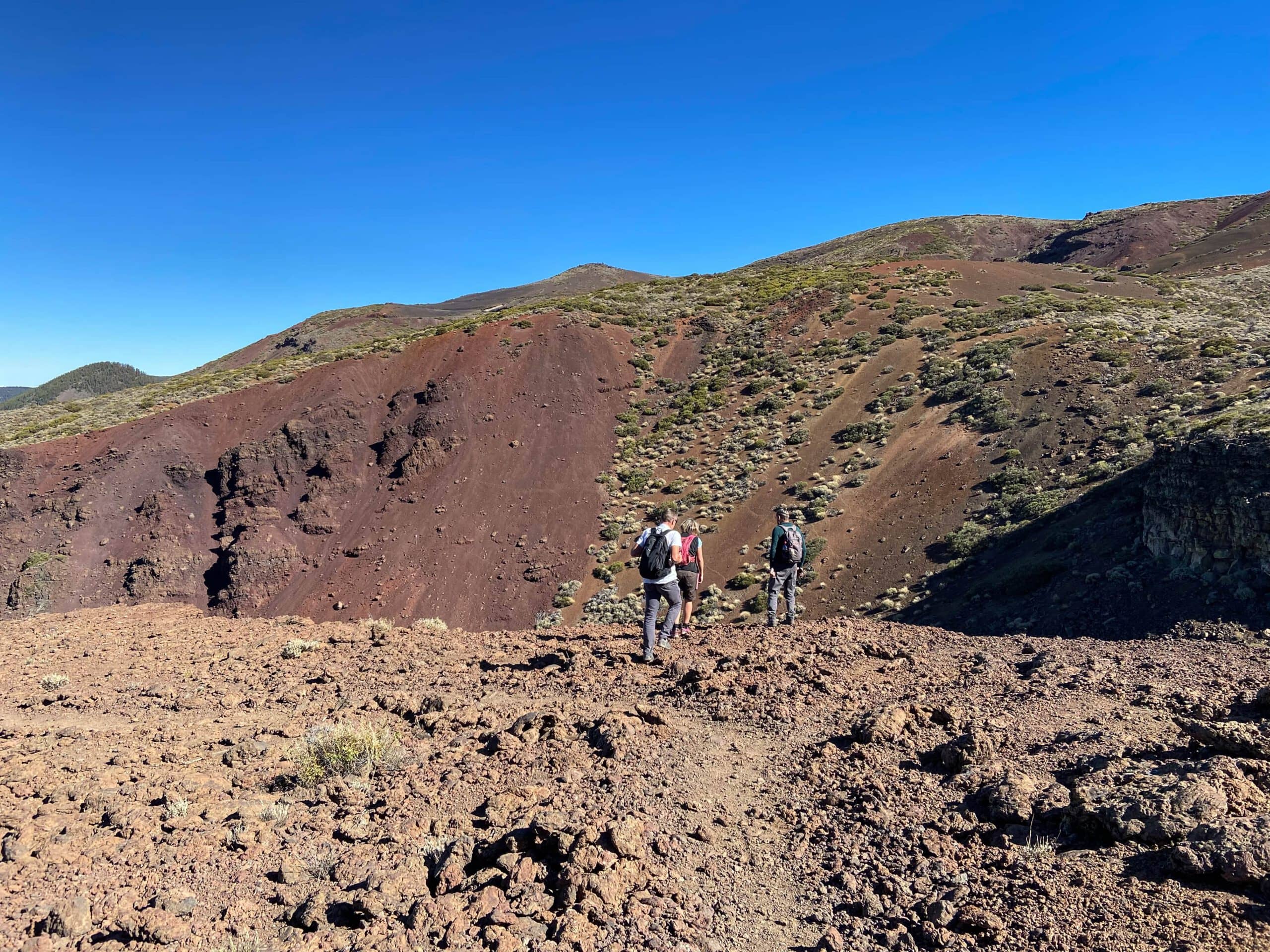 Hikers at the edge of the barranco below Montaña Limón de Pedro Gil