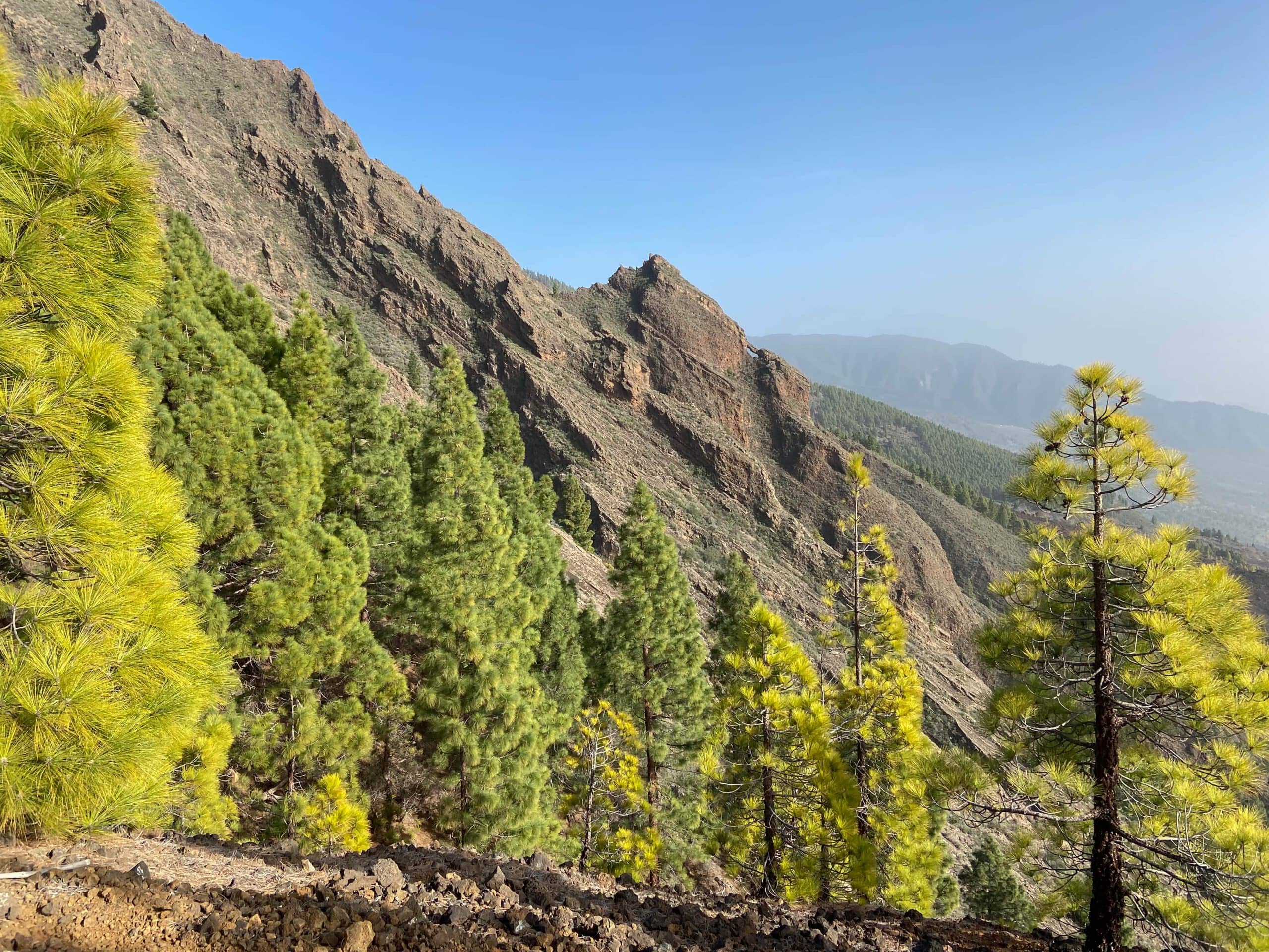 Vista de una puerta de roca desde el camino de subida