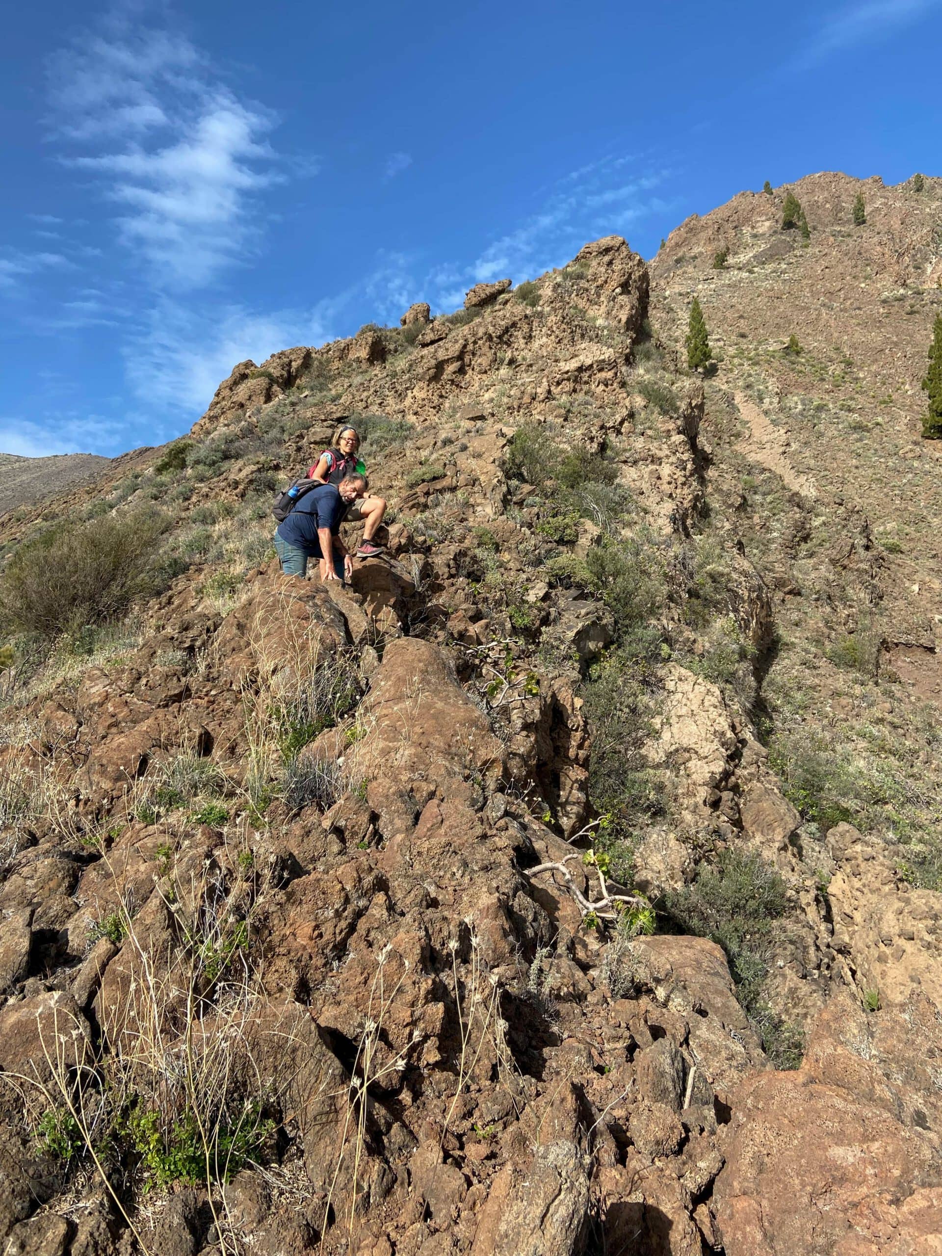 Subida empinada por las rocas frente al Pico Cho Marcial