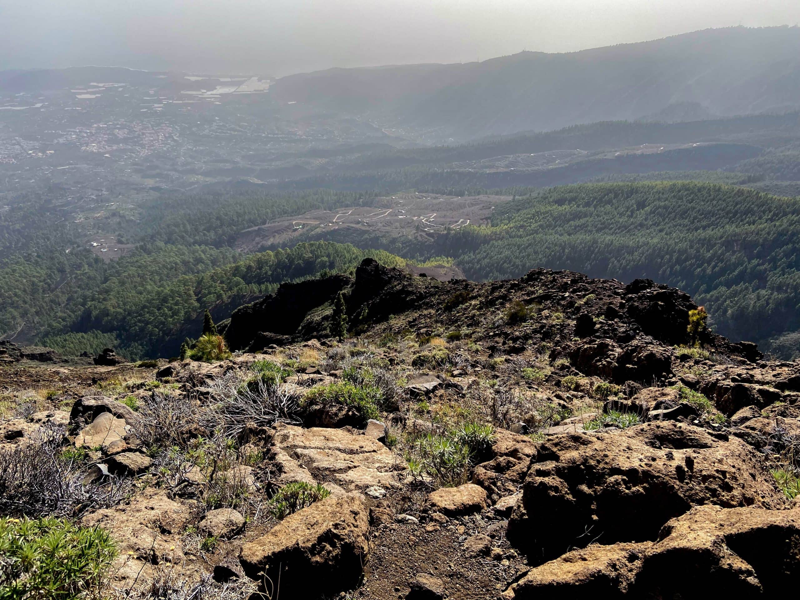 Vista hacia atrás desde el camino de subida hacia Güimar (aquí lamentablemente en Calima)