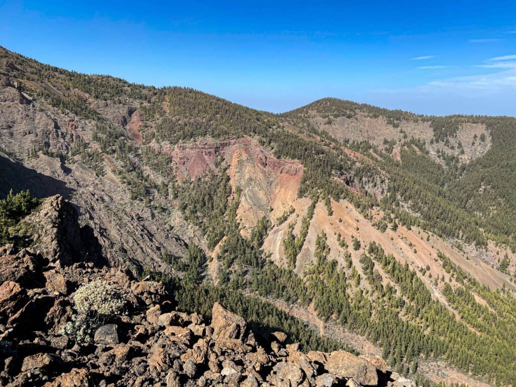 Vista de la Cumbre Dorsal de Tenerife desde el sendero de la cresta