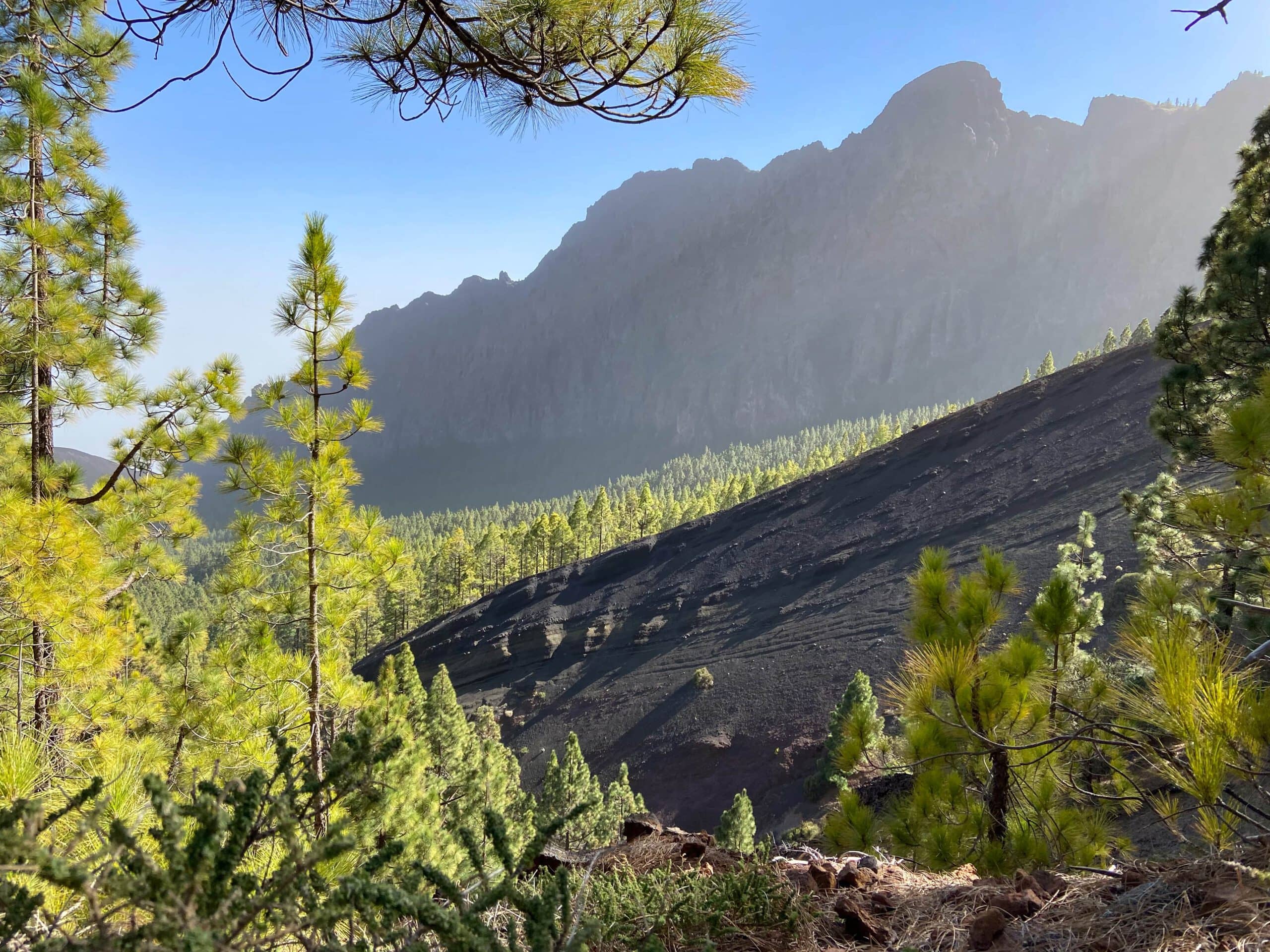 El Pico Cho Marcial y el macizo circundante vistos desde el camino de descenso