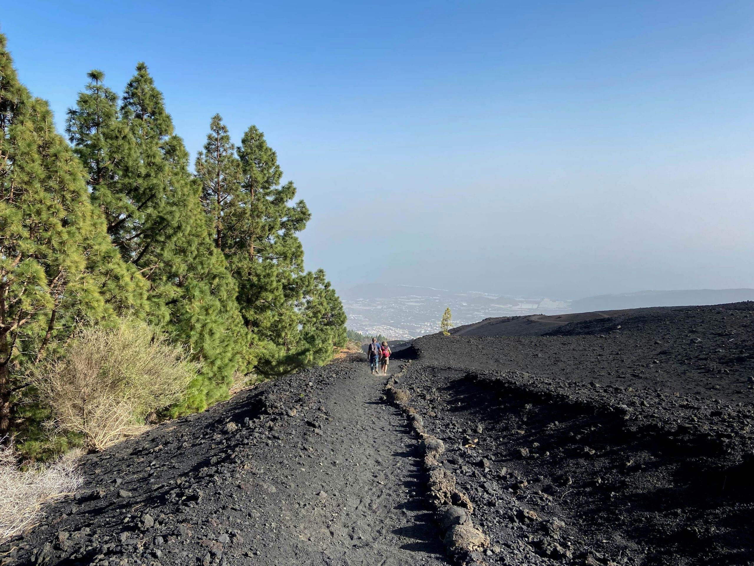 Excursionistas en la senda de descenso del volcán Montaña de las Arenitas