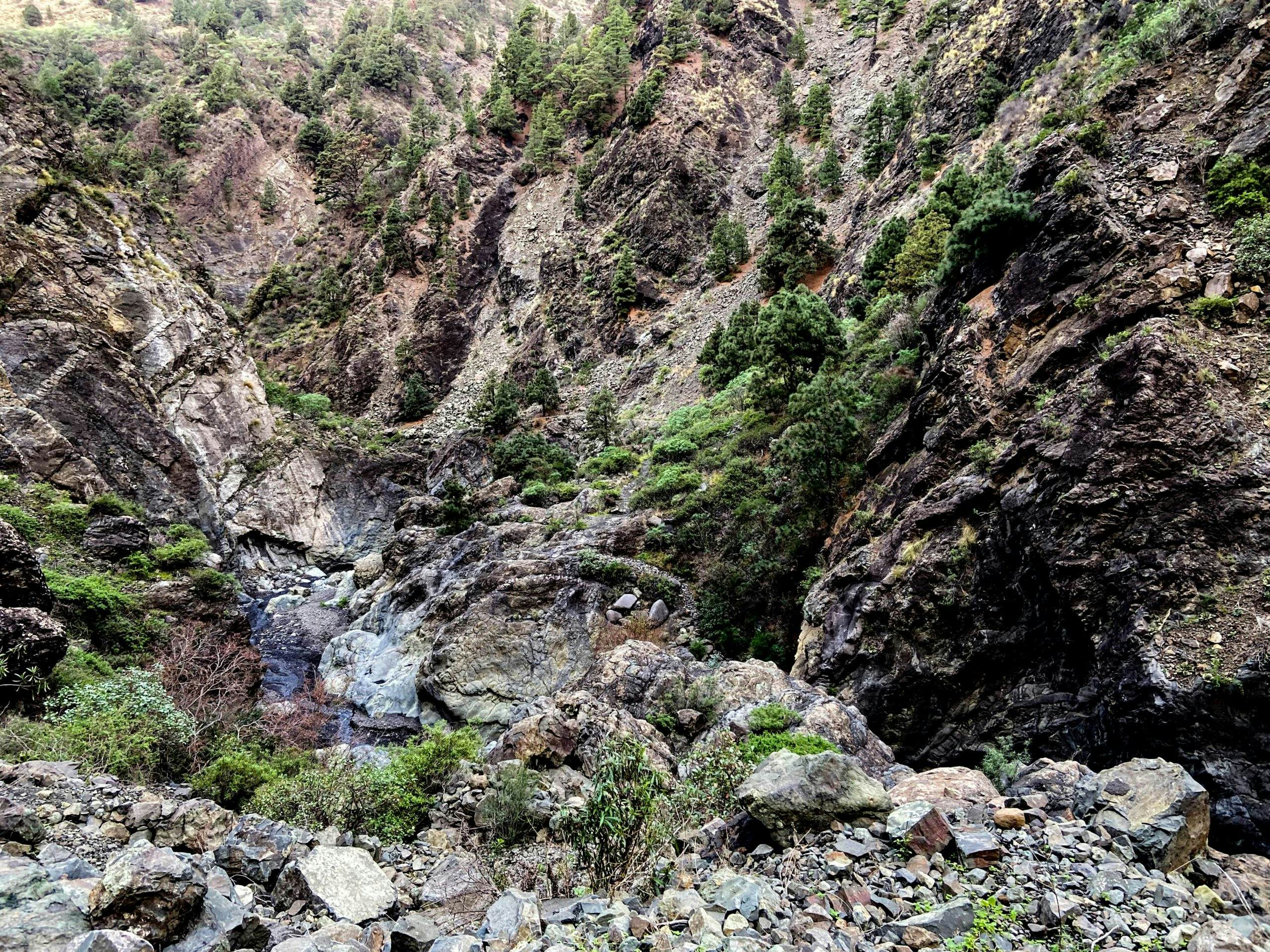 Hiking along the edge of the Barranco de Angustias with magnificent low views