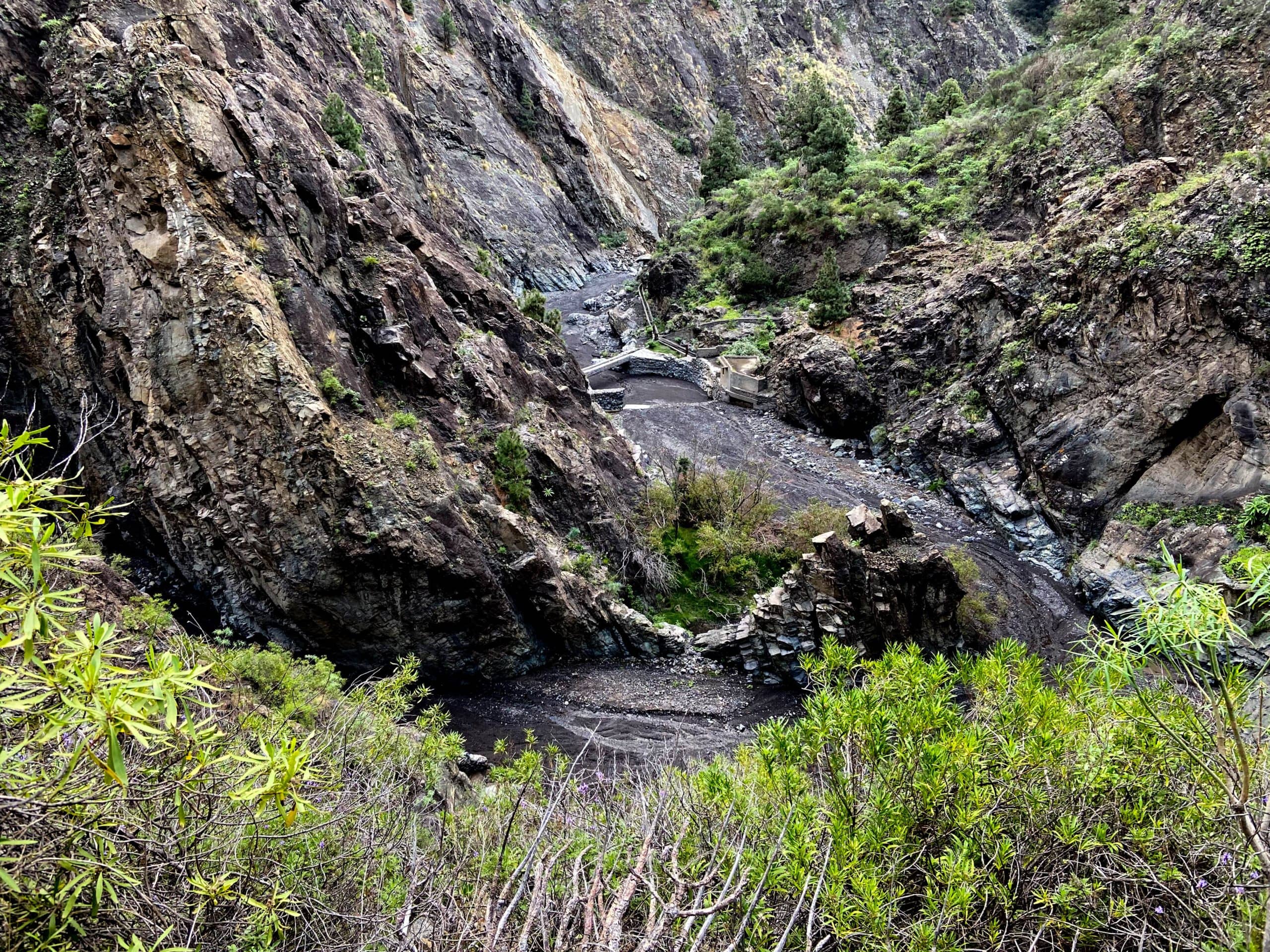 Sendero en pendiente sobre el Barranco Angustias