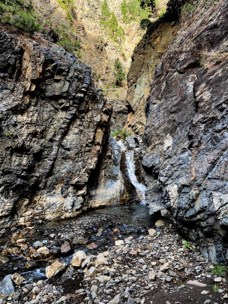 im Barranco de Angustias triffst du auf einige Wasserfälle - hier Cascada Río Almendra Amargo