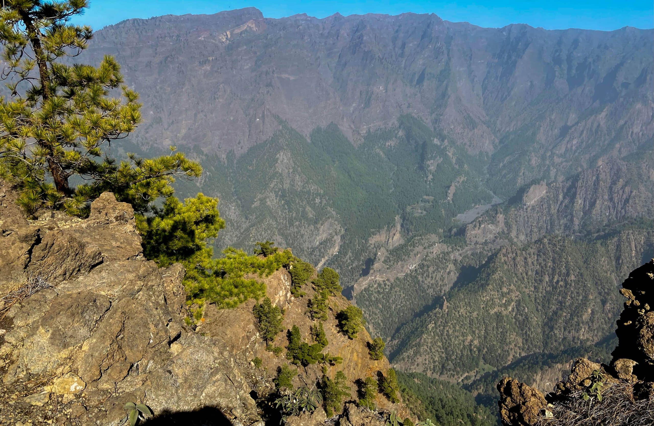 Vista de la caldera y la Cumbrecita desde el camino de subida Bejenado