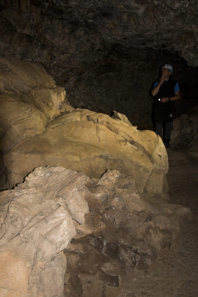 En el cono de luz de los faros - Cueva del Viento