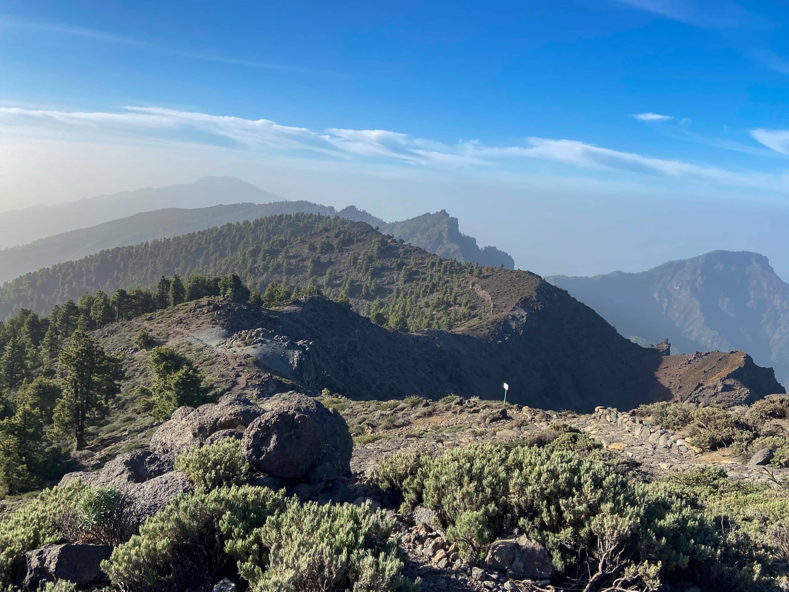 On the ridge trail below Pico de la Nieve