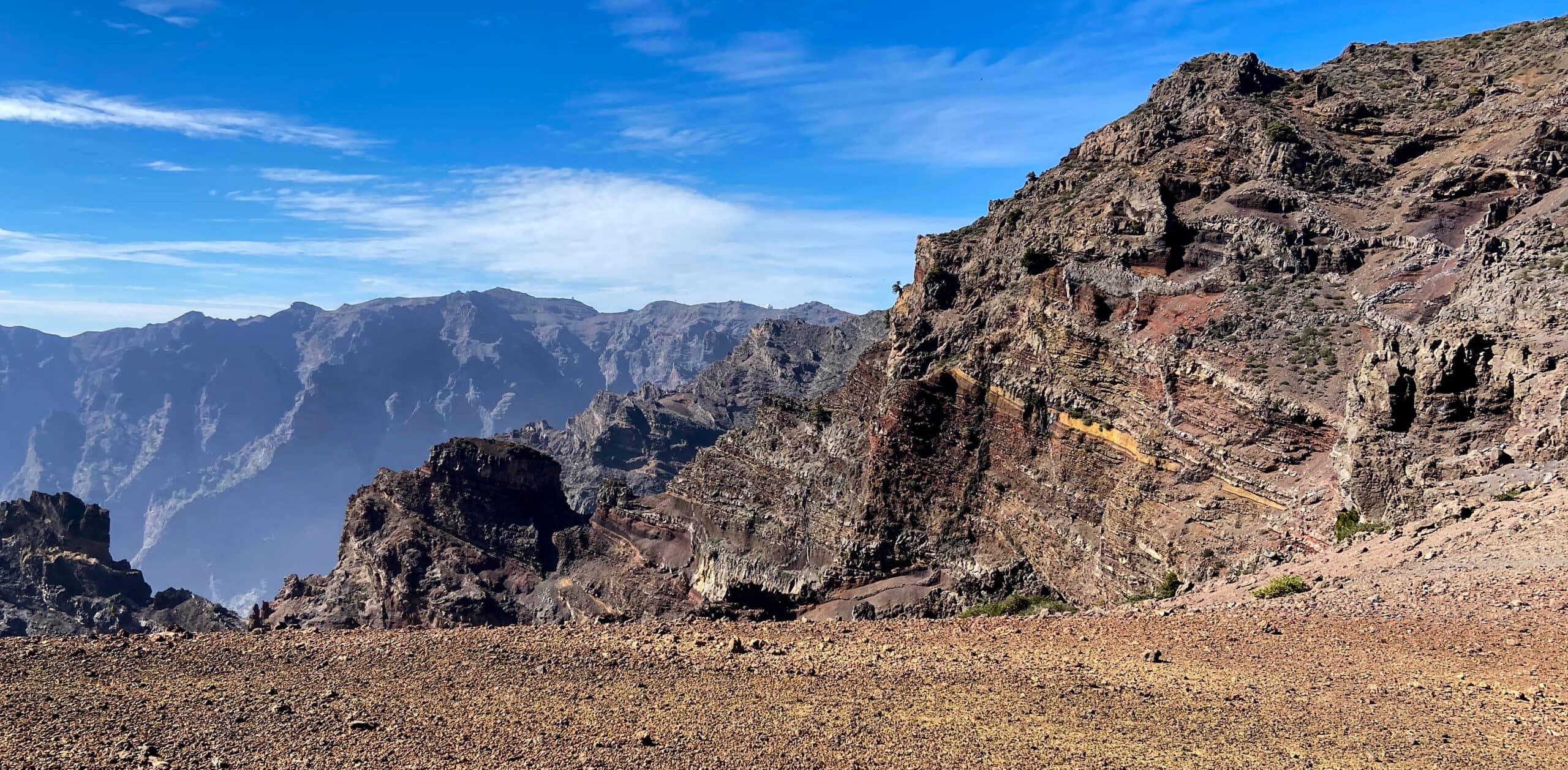 Vista de las rocas volcánicas que rodean la caldera