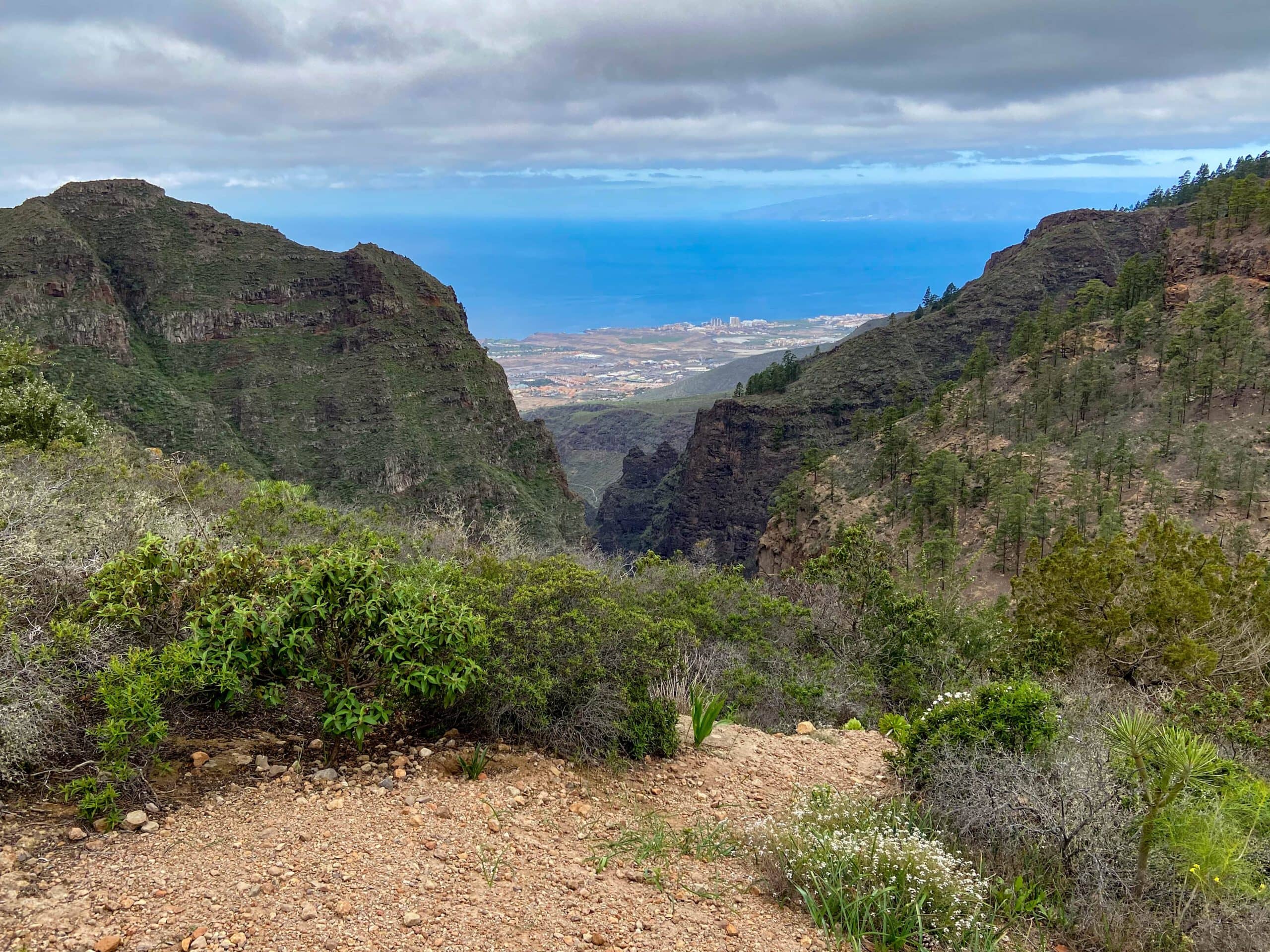 Vista de la costa suroeste de Tenerife y de la vecina isla de La Gomera desde la ruta de senderismo