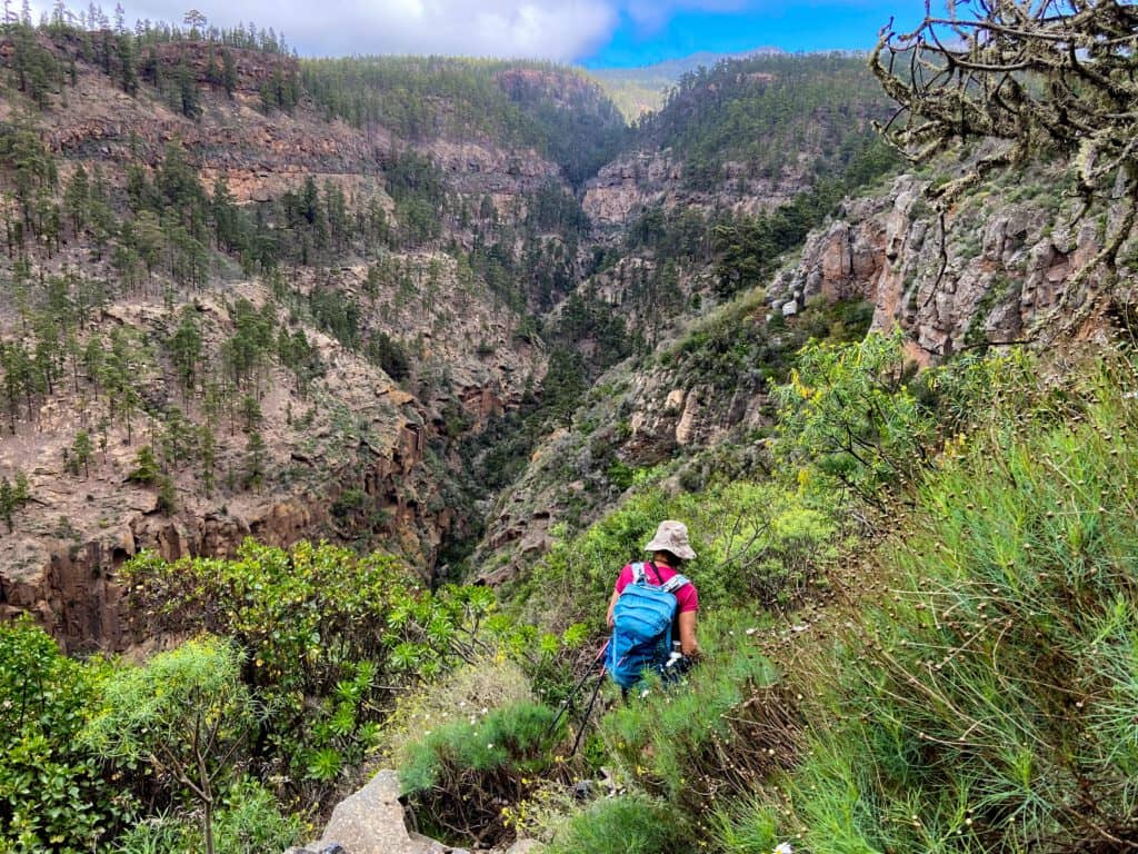 Ruta de senderismo por debajo de Ifonche en la ladera con las cuevas