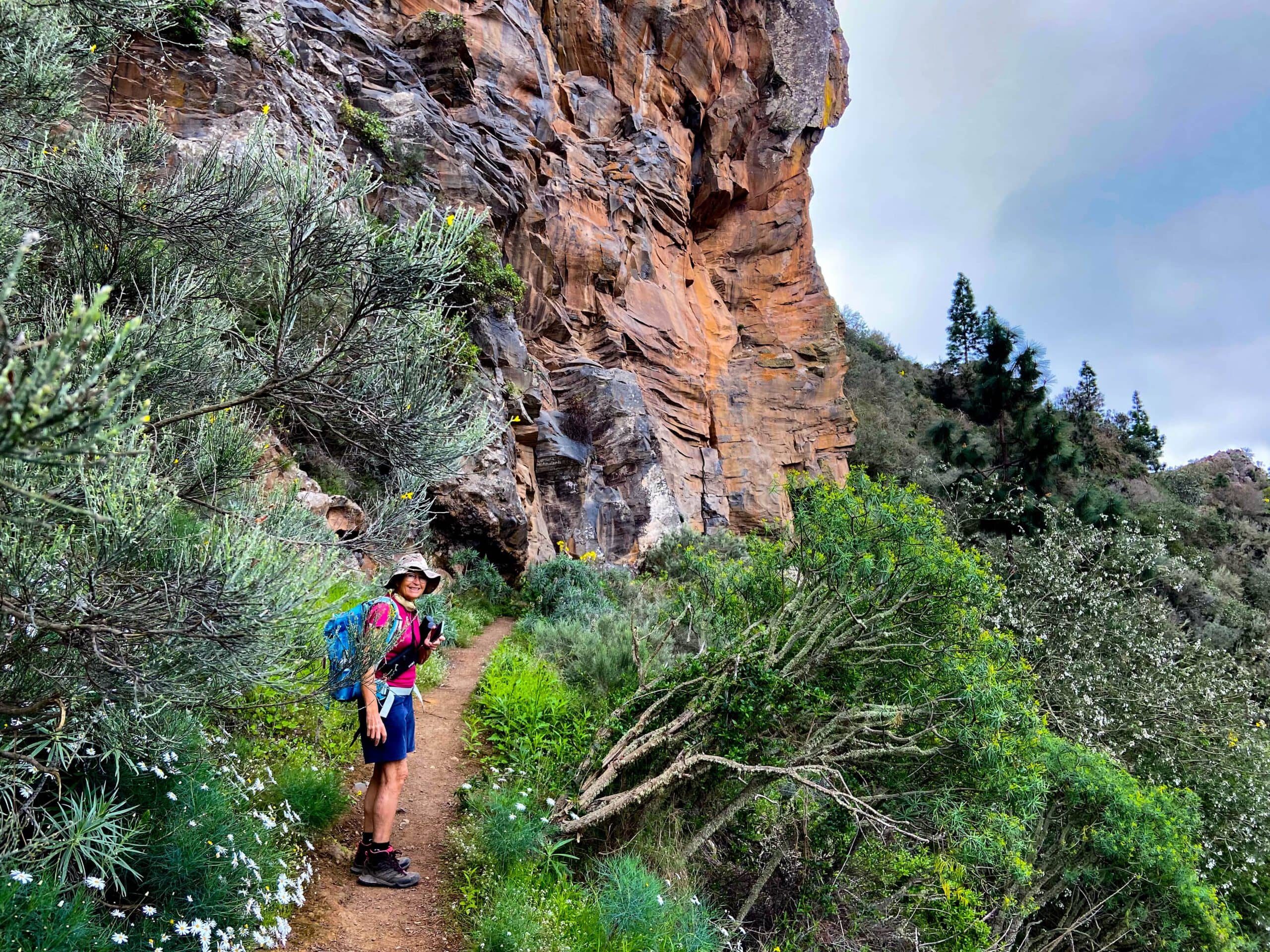 Wanderweg am schroffen Felshang entlang