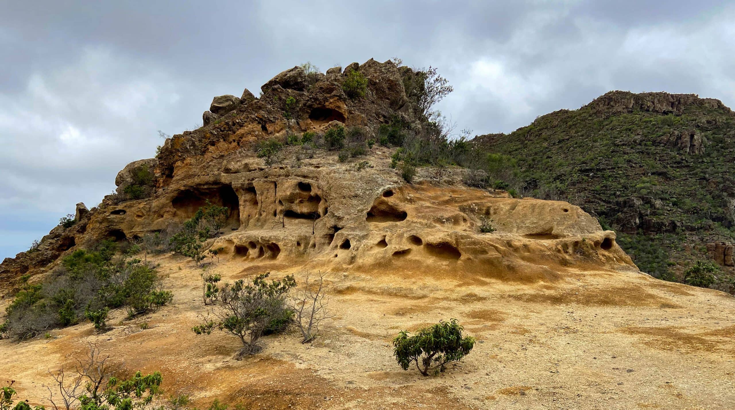 Meseta con interesantes formaciones - cruce de senderismo de Adeje y camino a las cuevas