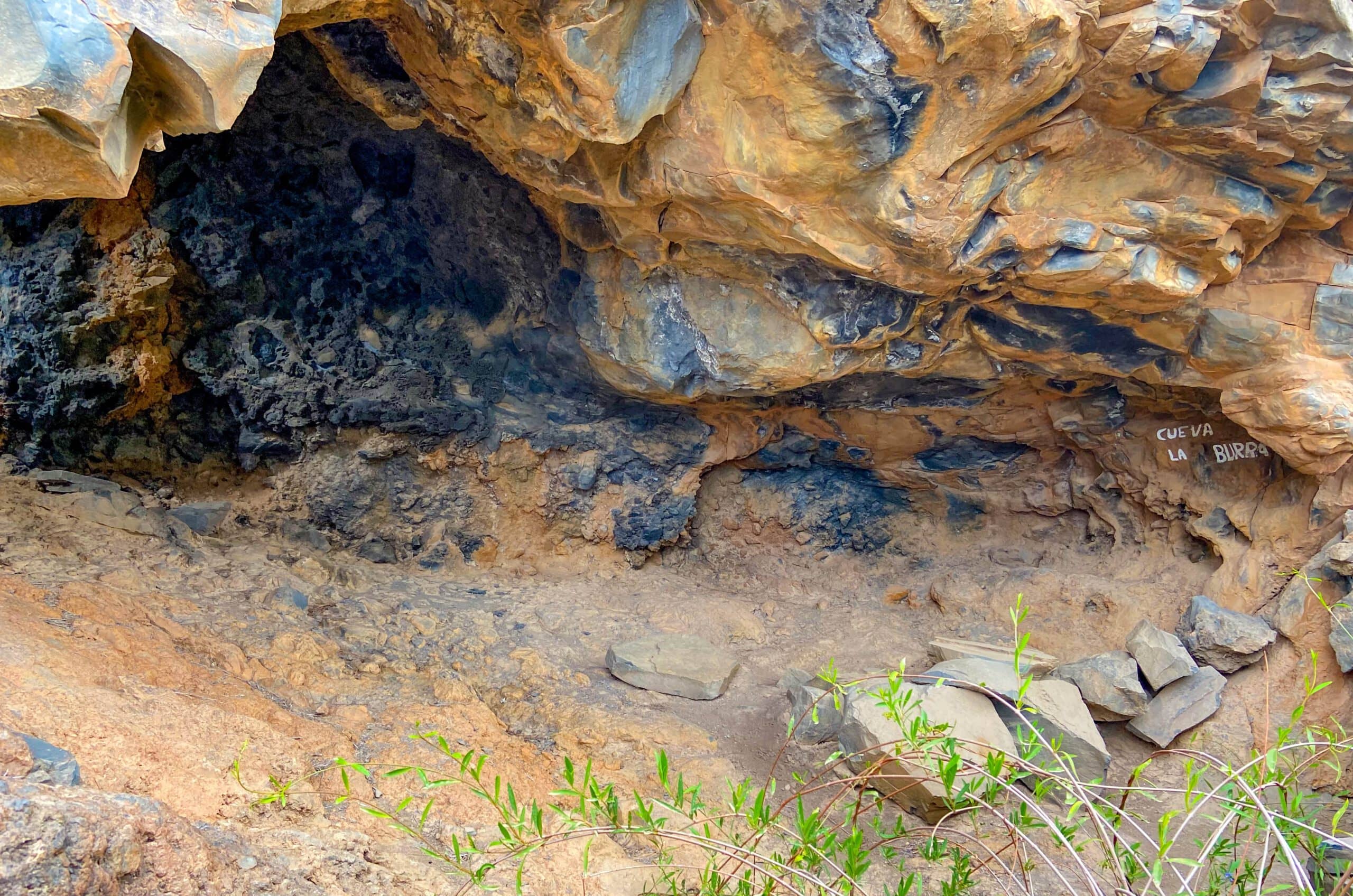 kleine Höhle unterhalb einer Felswand - Cueva La Burra