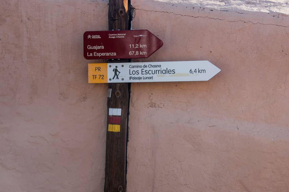 ruta de senderismo marcada con blanco y rojo - Paisaje Lunar