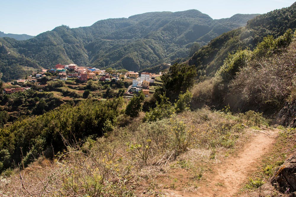 Vista del pueblo de montaña de Carboneras desde la ruta de senderismo