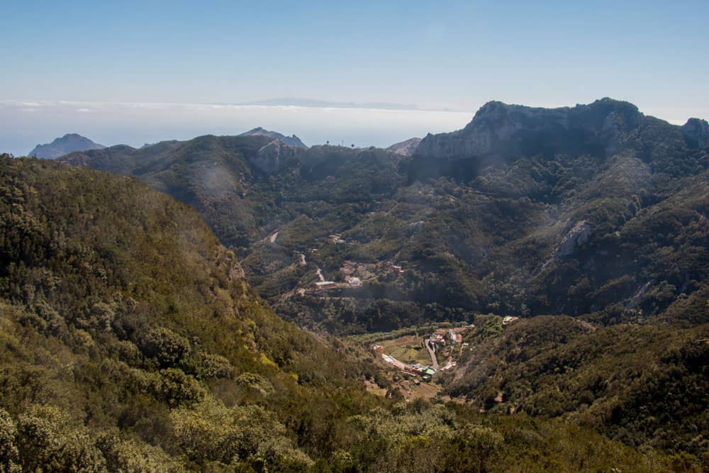 Vista de Chamorga y la vecina isla de Gran Canaria al fondo