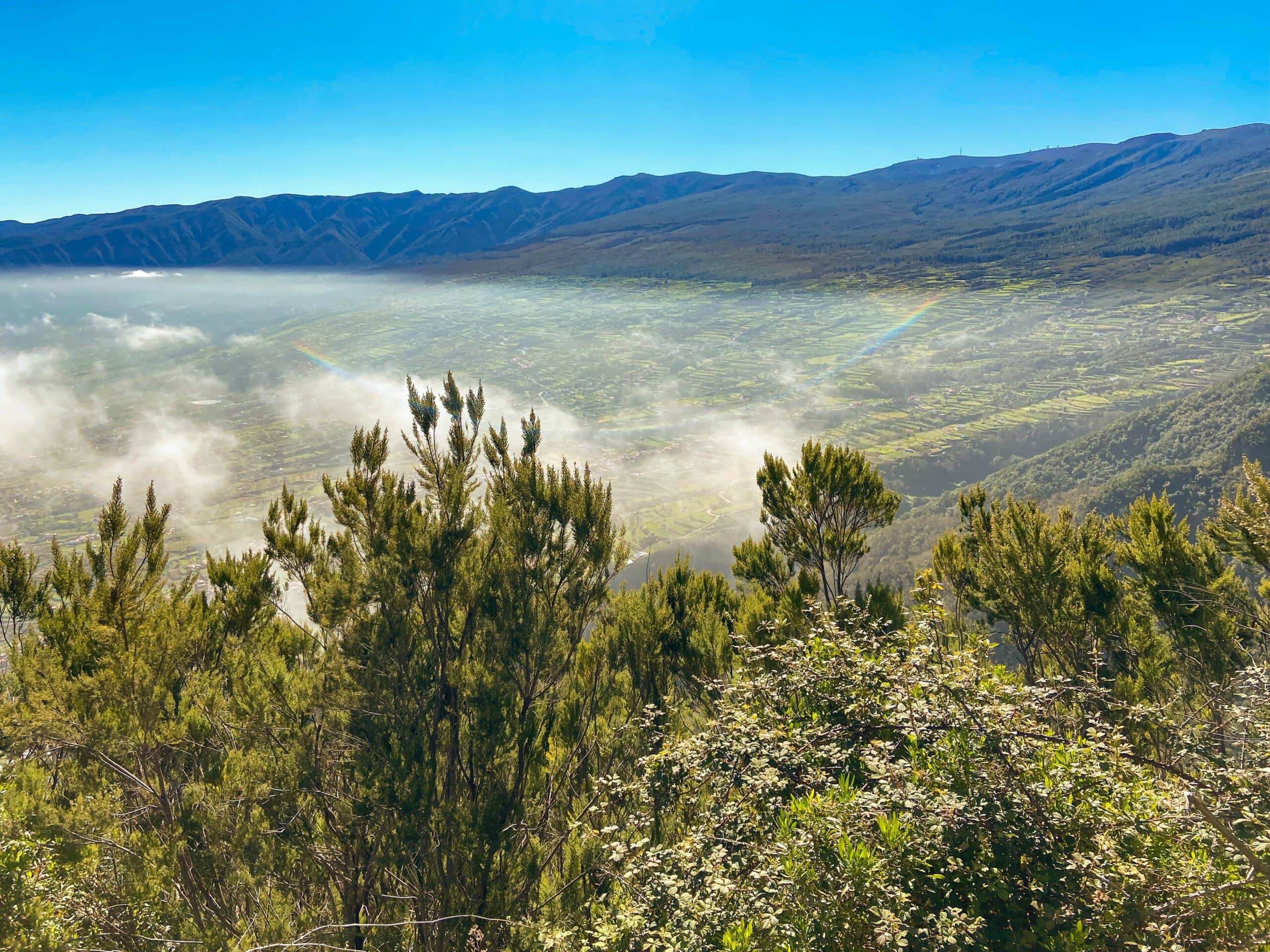 Vista desde la cresta de la ruta de senderismo hacia el valle y hacia la Cumbre Dorsal de Tenerife