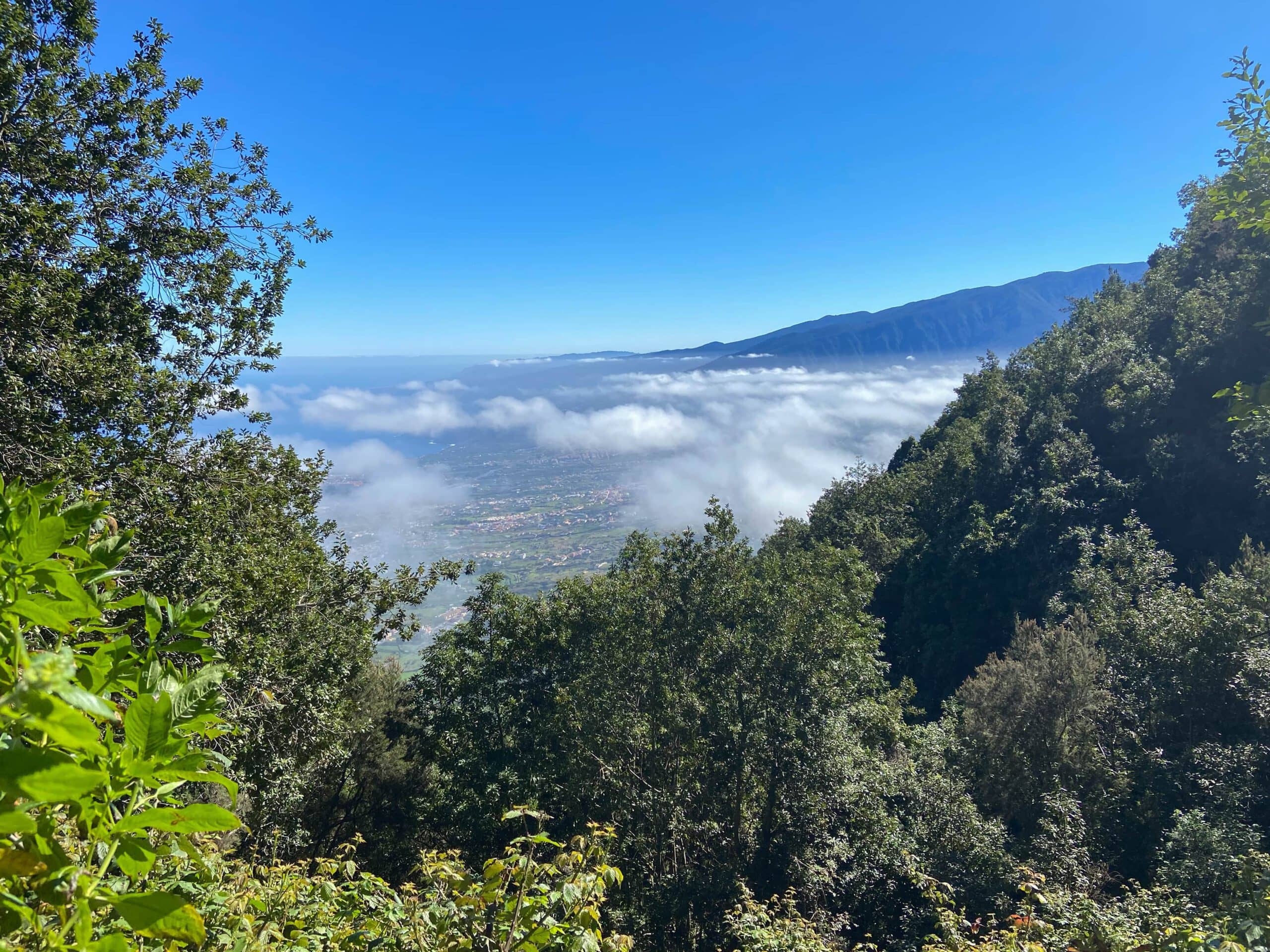 Nubes sobre el valle, pero todavía una gran vista - en el camino a Chanajiga