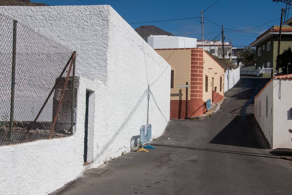 Carretera en Tamaimo con pozo de agua y señalización de la ruta de senderismo