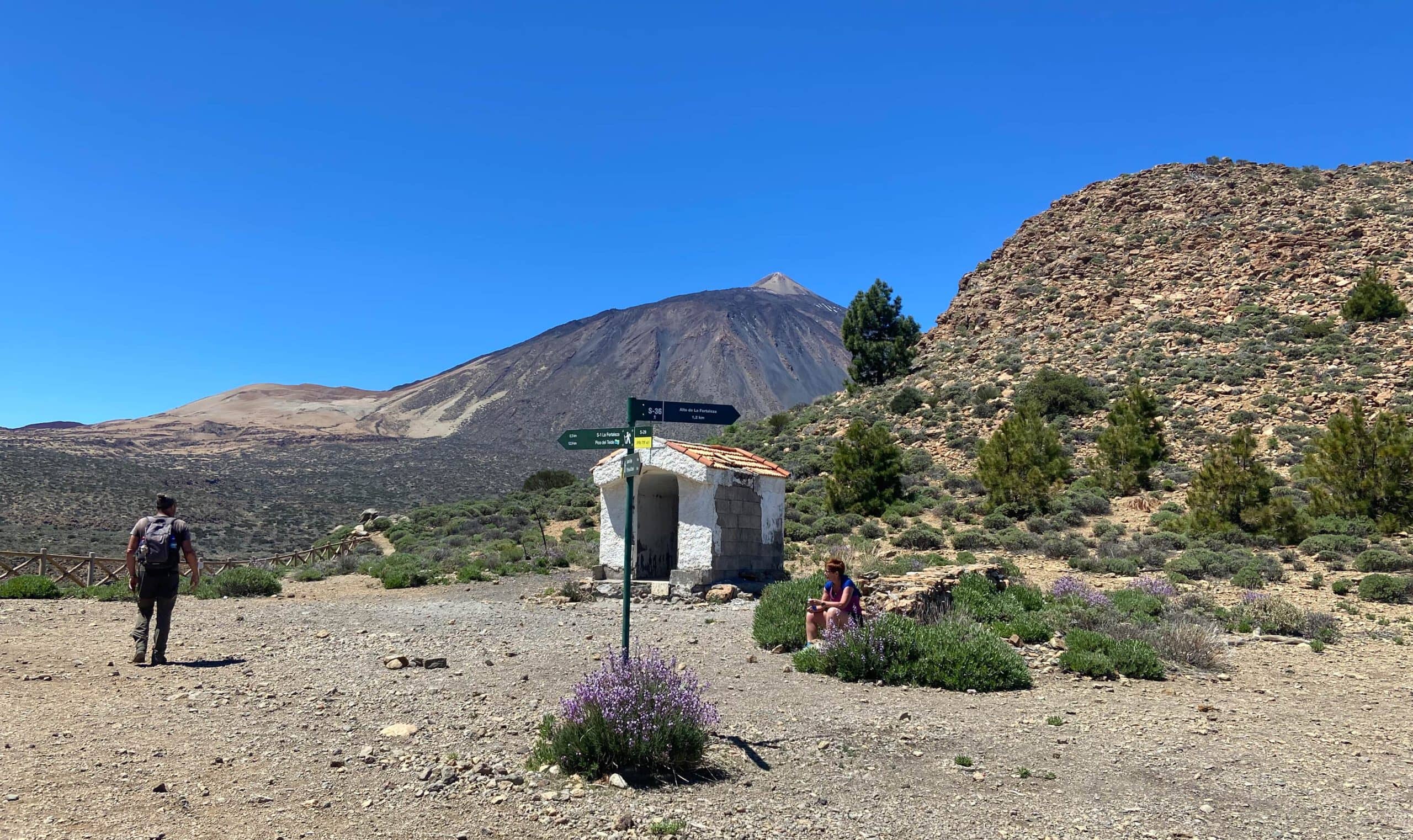 Pequeña capilla debajo de Fortaleza Cañadas con cruce de senderismo - continuar en el Teide o subir a Fortaleza