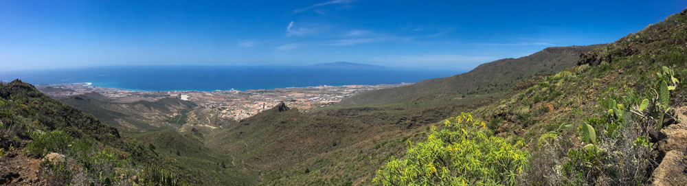 Panorama sobre Adeje con vistas a La Gomera