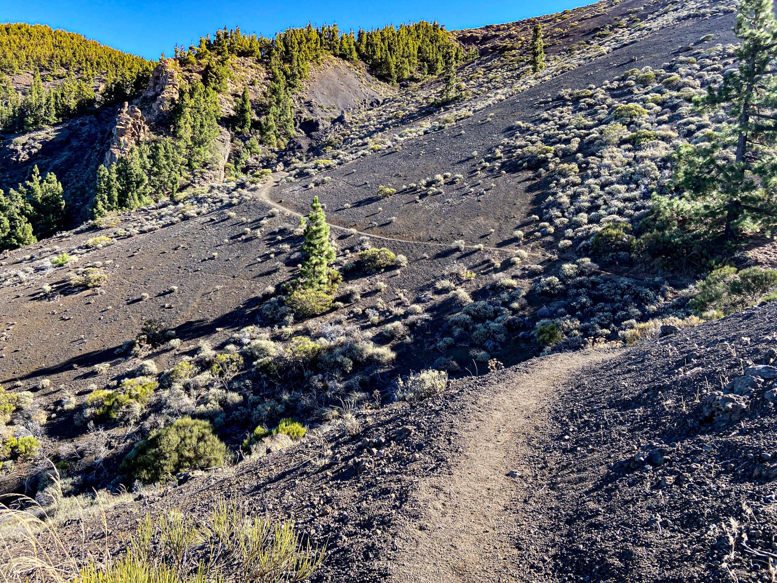 Wanderweg am Hang entlang über Sand und Vulkanstein