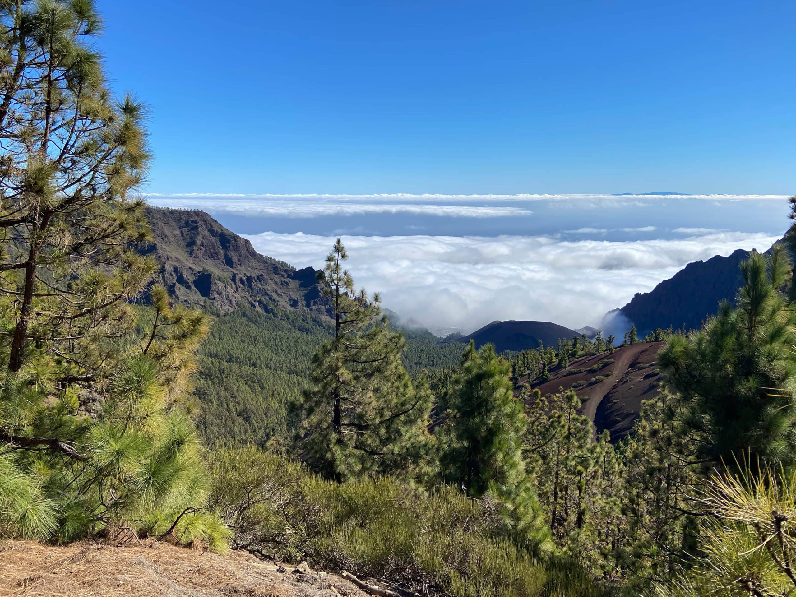 Blick aus der Höhe über die Wolken zu den Nachbarinseln