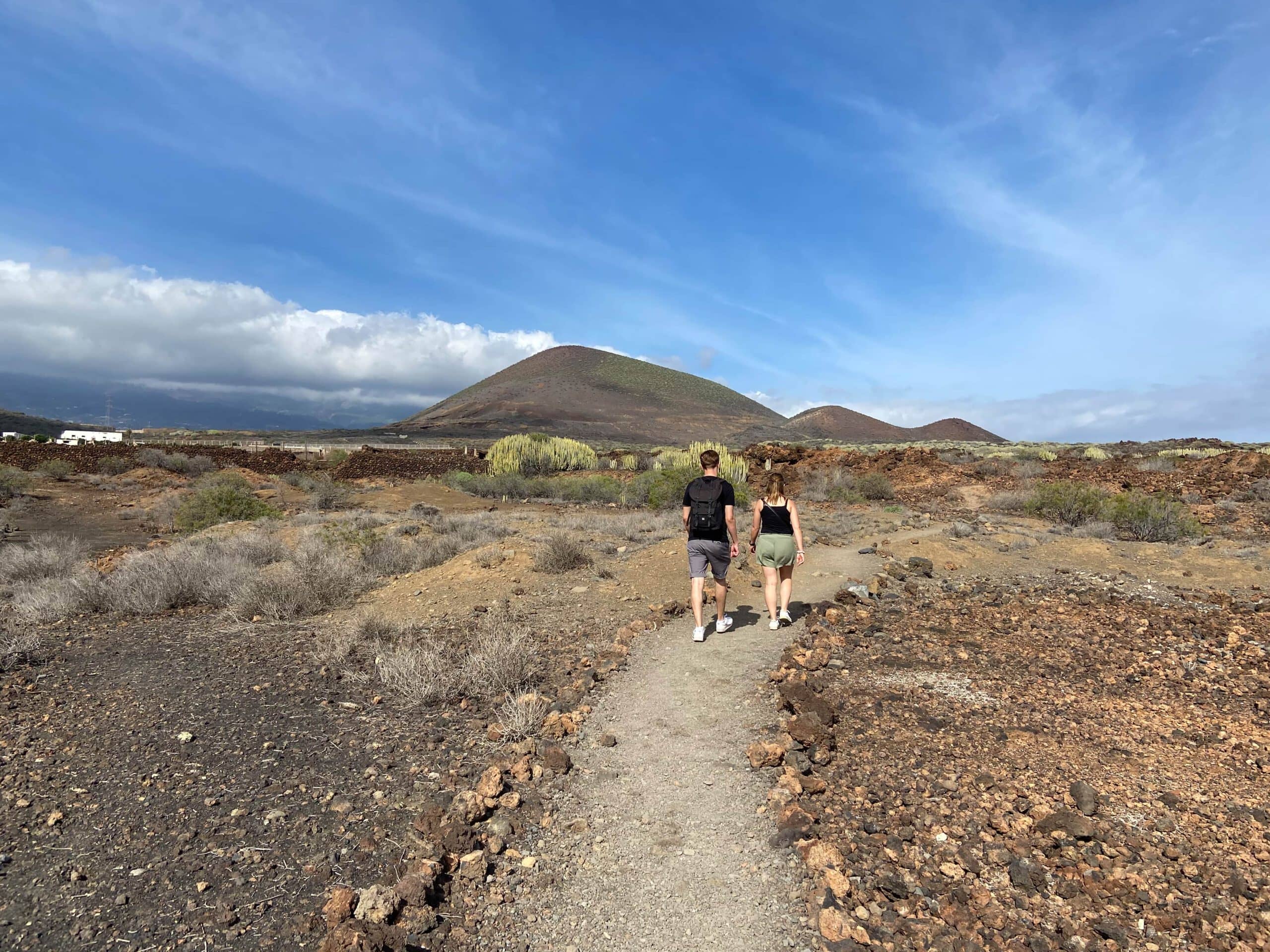 Excursionistas frente a la Montaña Grande o también llamada Montaña de Güímar