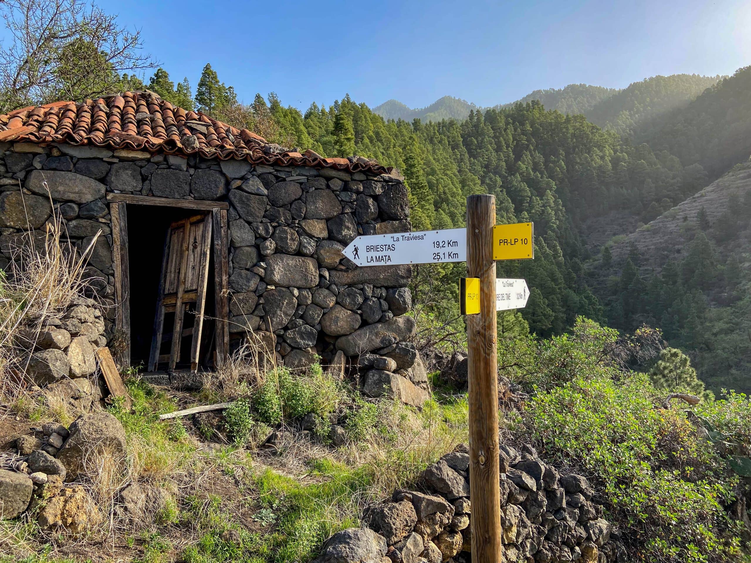 Old house along the way and signposting of the PR-LP 10