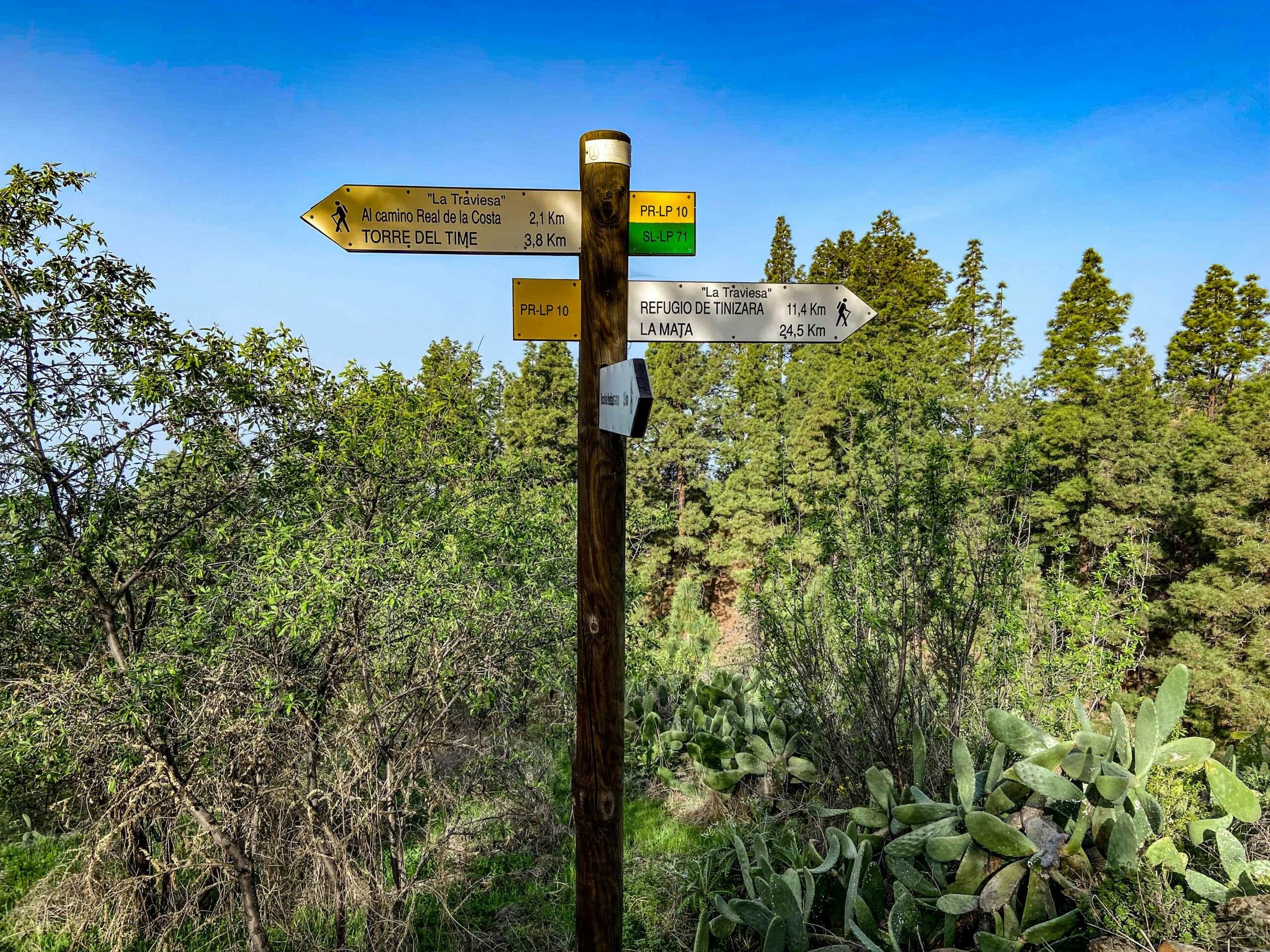 Hiking signs in the direction of Torre del Time
