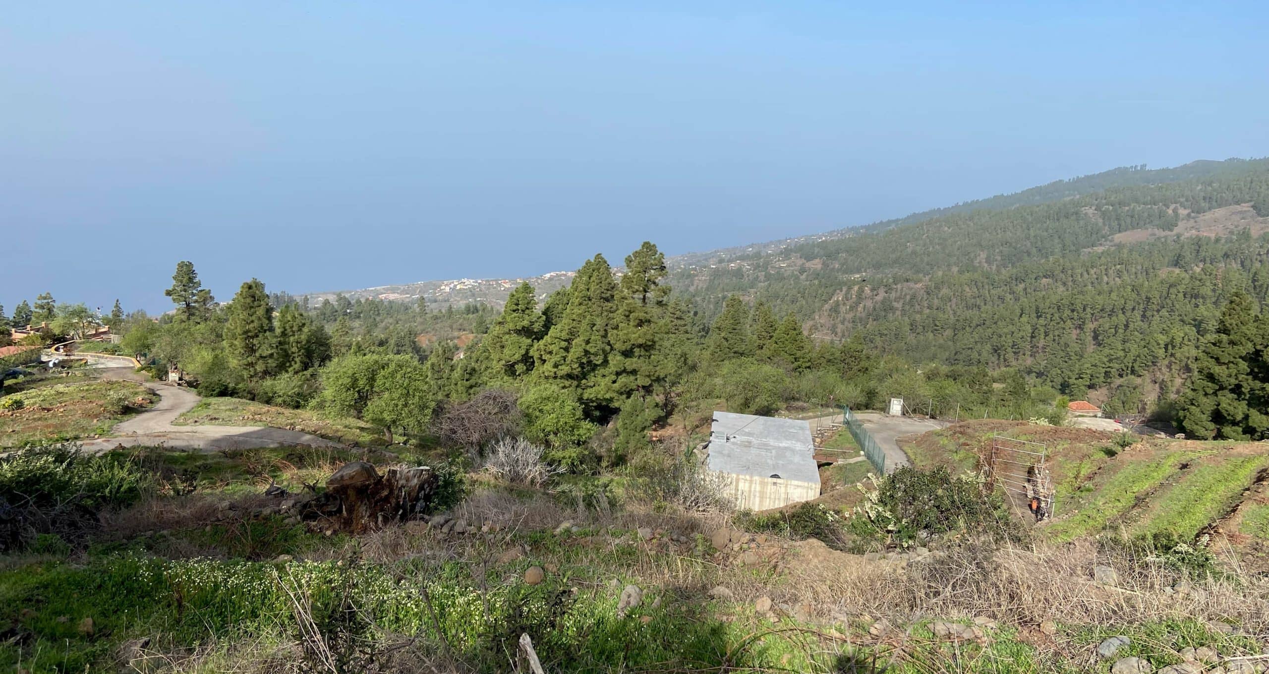 Vista desde el camino de subida hacia la costa y las pequeñas aldeas