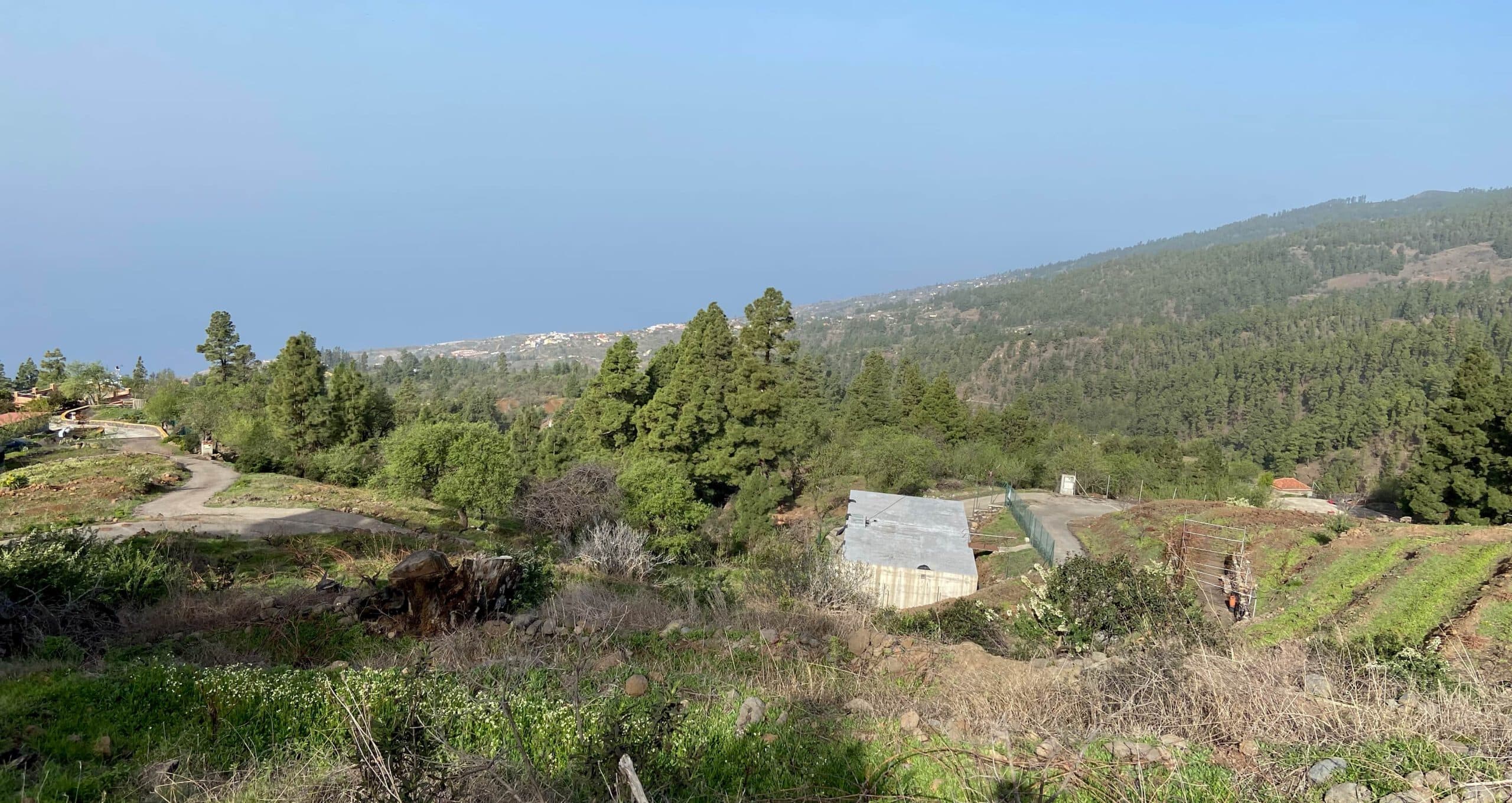 Vista desde el camino de subida hacia la costa y las pequeñas aldeas