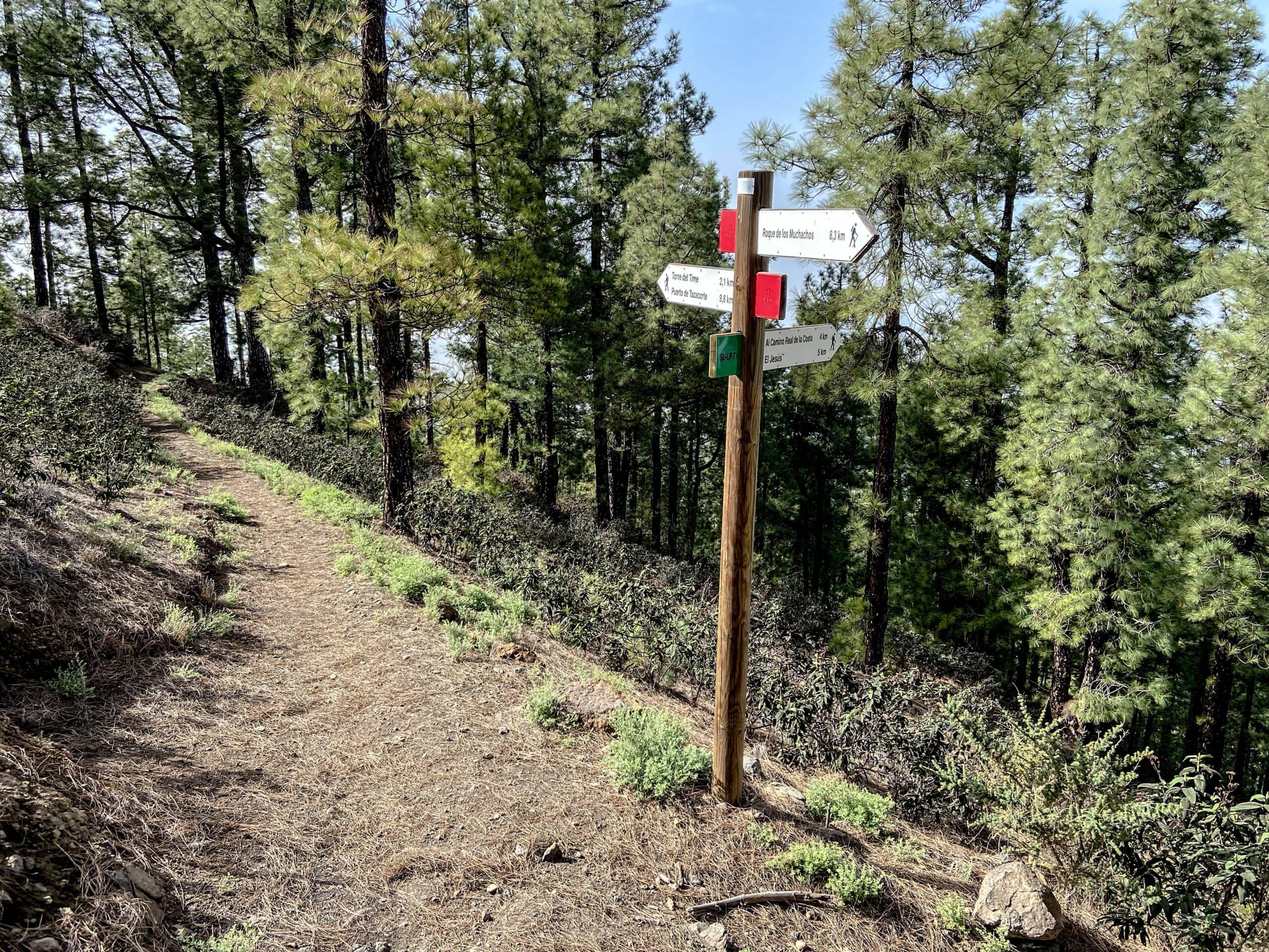 Cruce de caminos después de la empinada subida - ruta de senderismo en el borde de la caldera