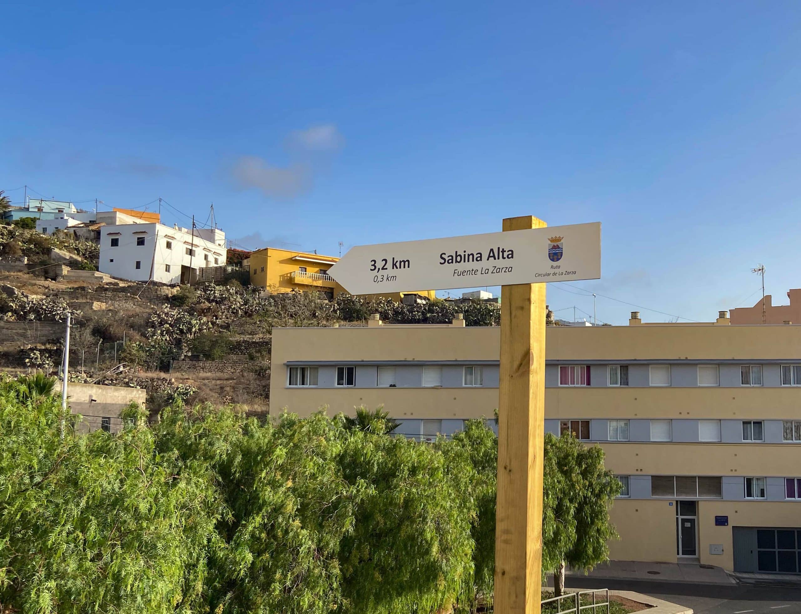 Hiking signs in the direction of Sabina Alta (short loop)