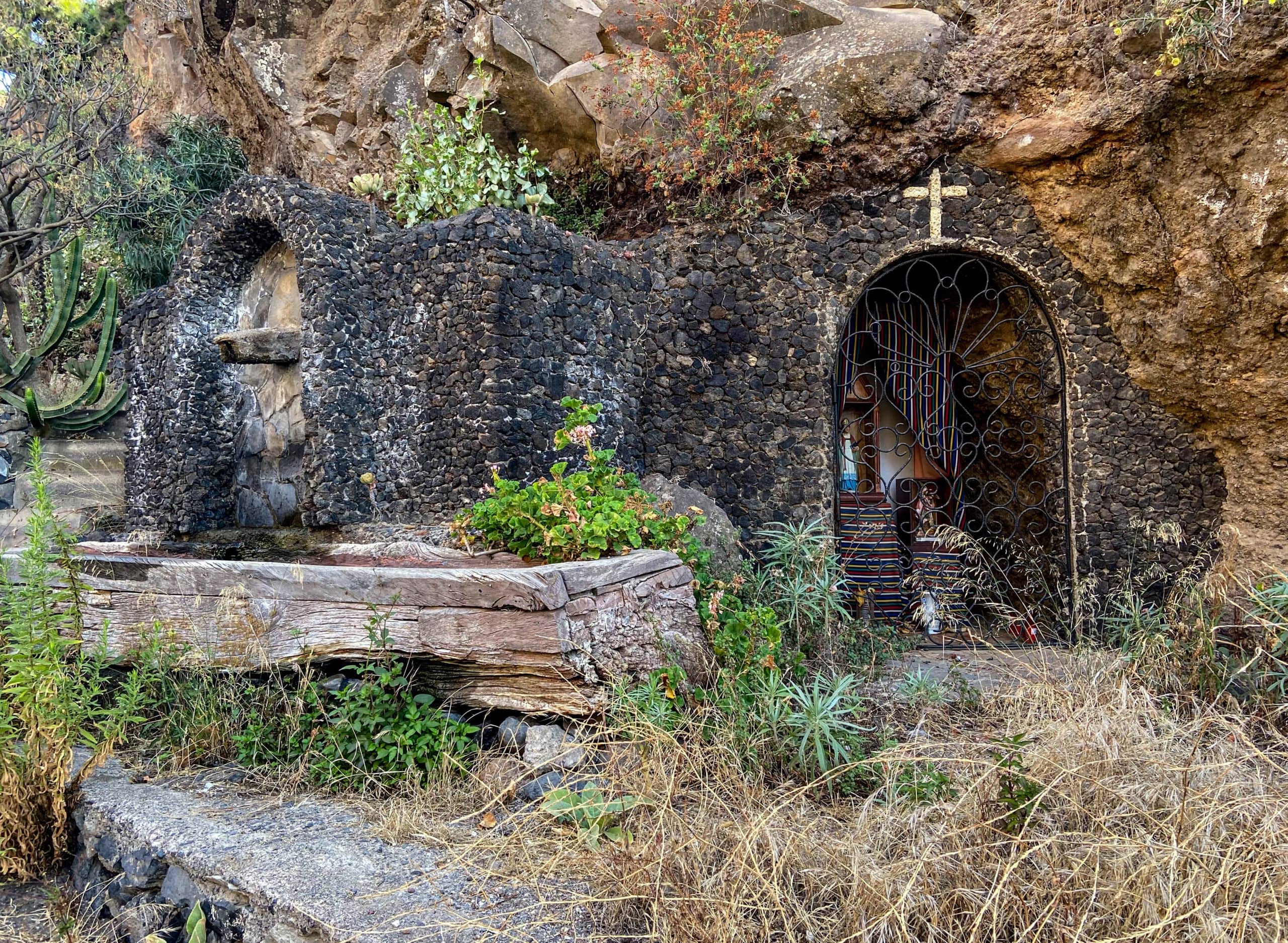 Primavera y Ermita en el camino