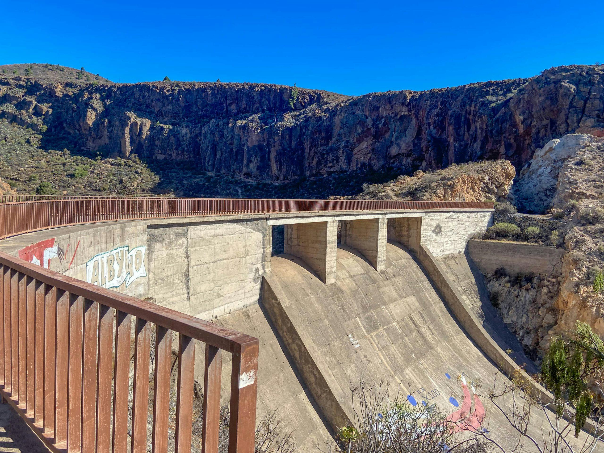 Presa del Río &#8211; Hike over a dam, through wild landscapes and the Barranco El Río 