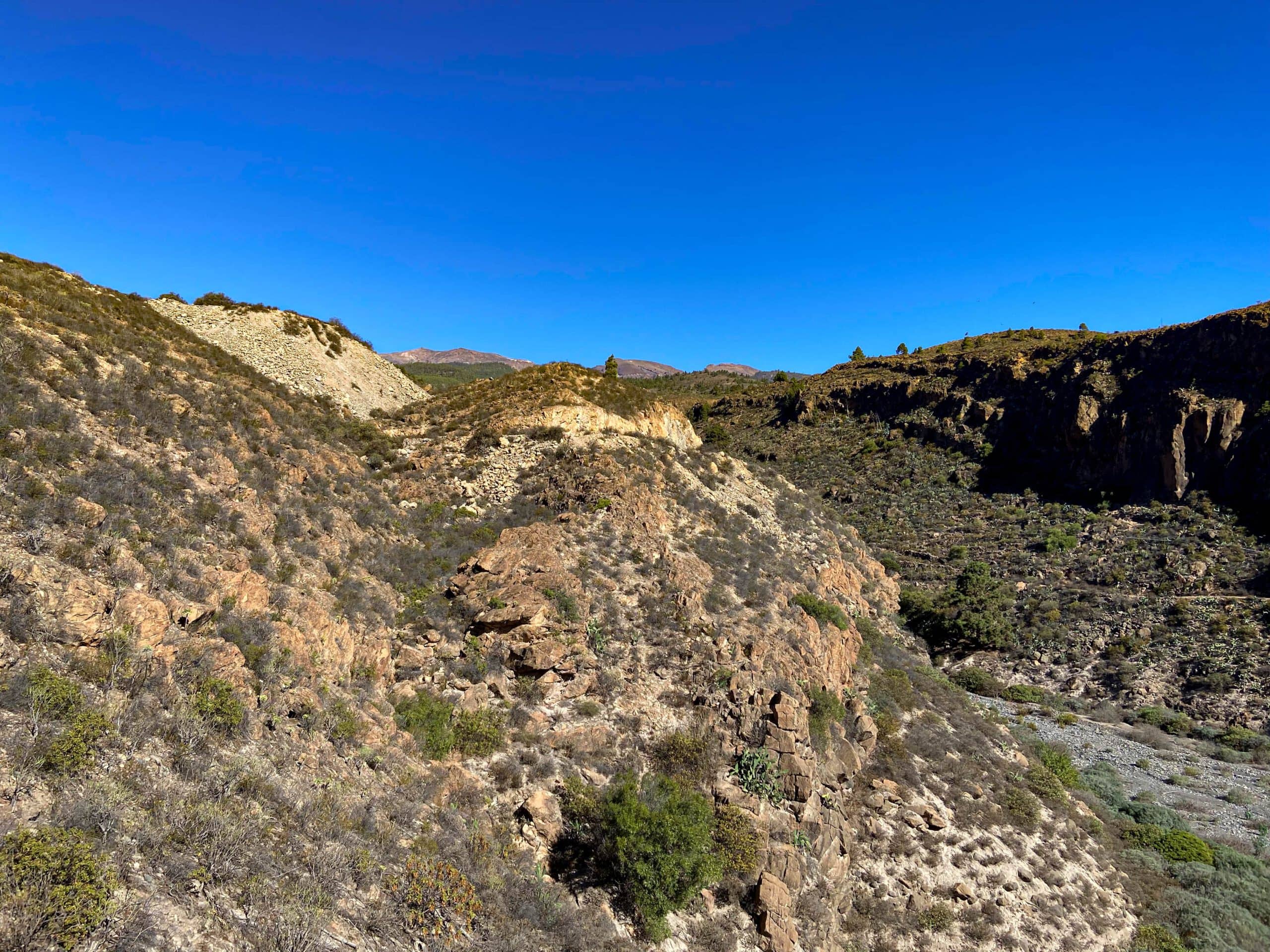 Sendero de subida detrás de la presa del Río