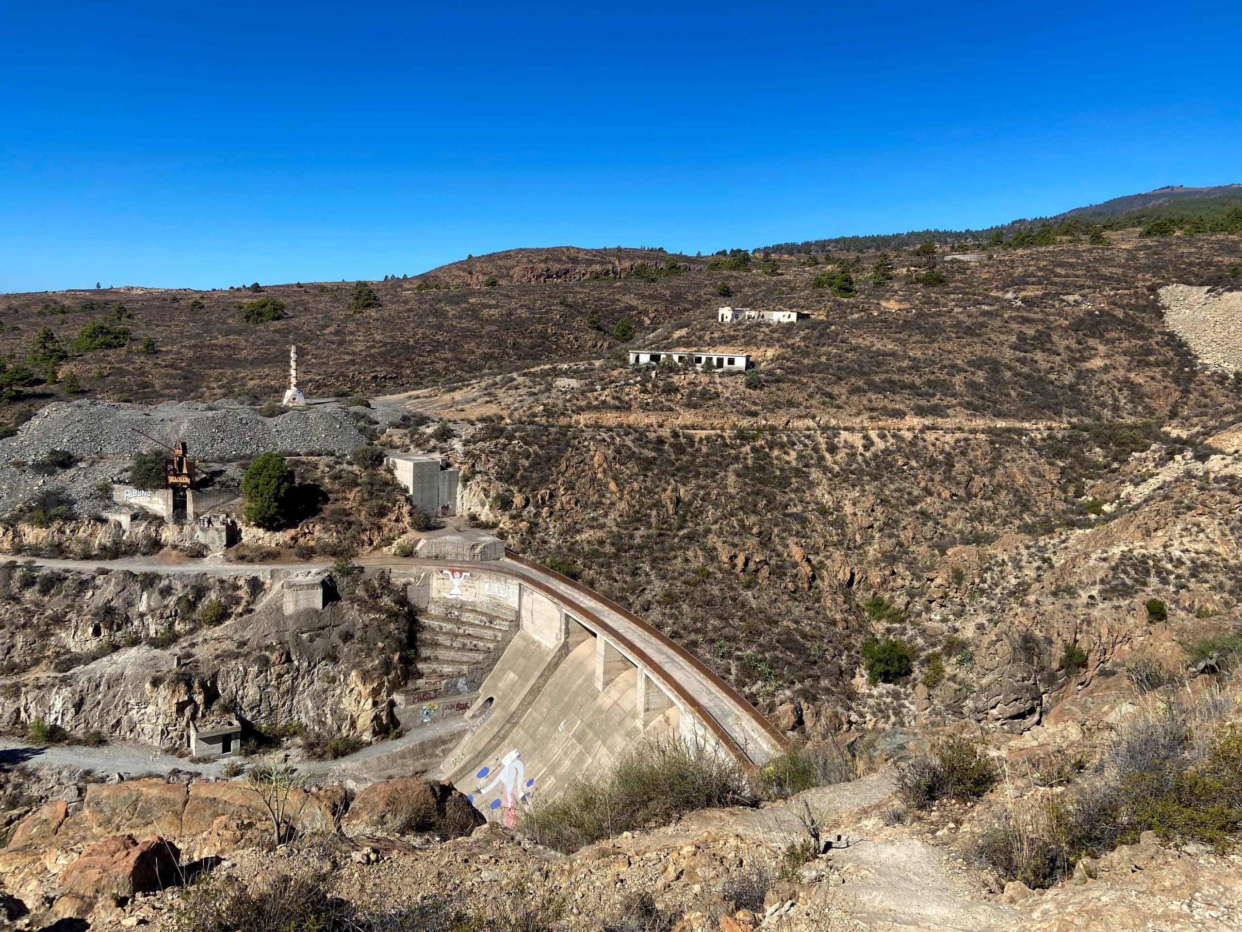 Vista de la presa del río desde arriba