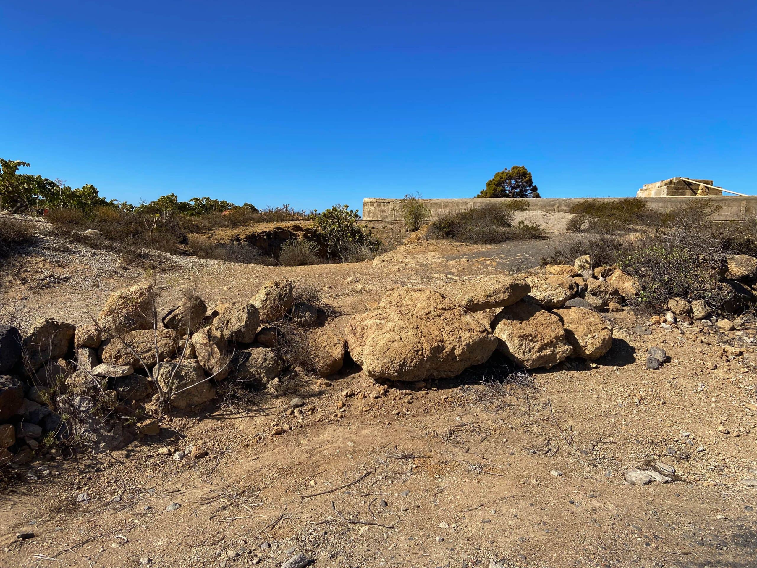 Starting point of the hike on the right via Presa del Río on the road