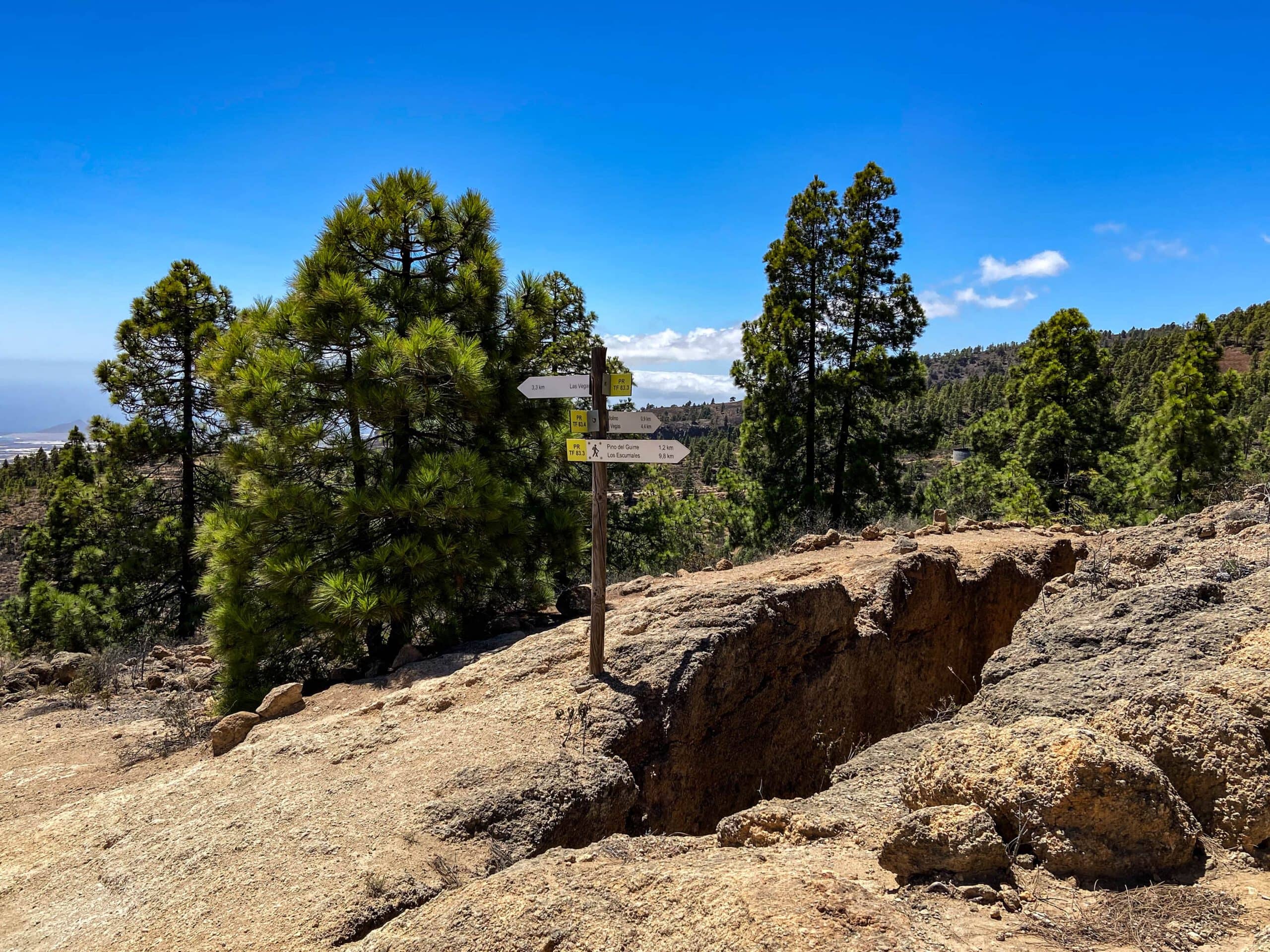 Hiking junction where the circular tour meets the "Las Vegas" hiking trail